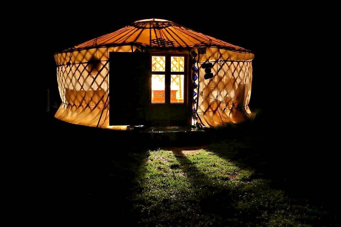 Une yourte au bord d'un lac : une expérience immersive en Auvergne à Condat-En-Combraille — vue intérieure