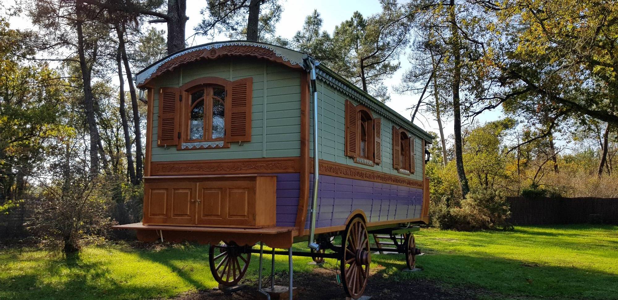 Au Bois Chéri : une roulotte poétique en pleine nature à Bussac-Foret — chambre