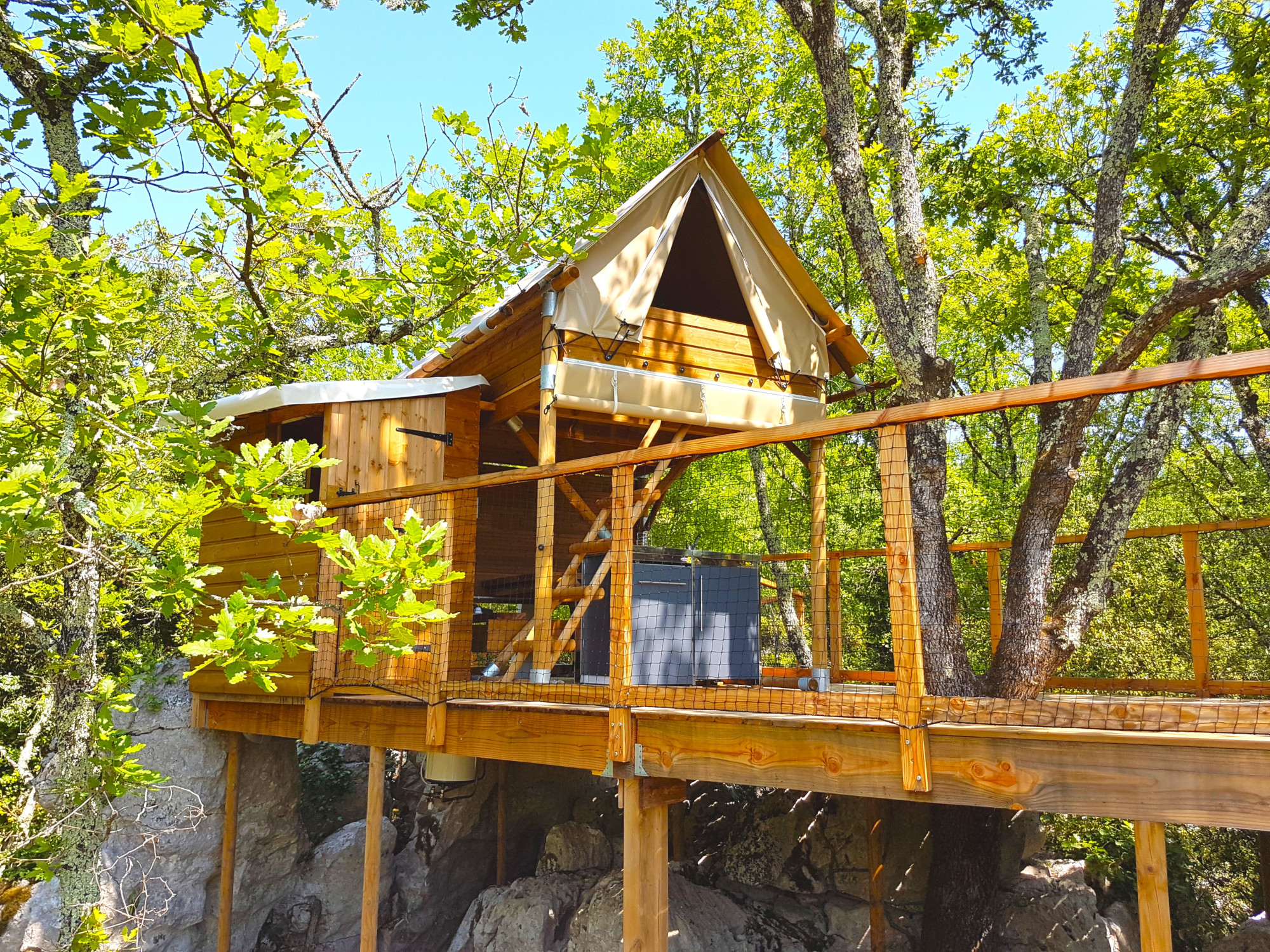 Le Lapiaz : une expérience immersive en tente lodge