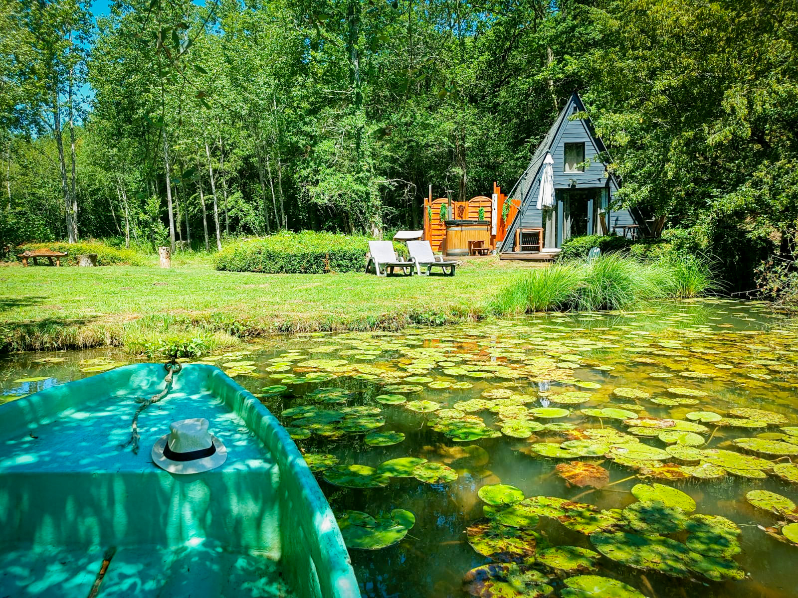 La Cabane du Pêcheur — Cabane au bord d'un étang de pêche à Sarlat à Sarlat-la-Canéda — vue intérieure