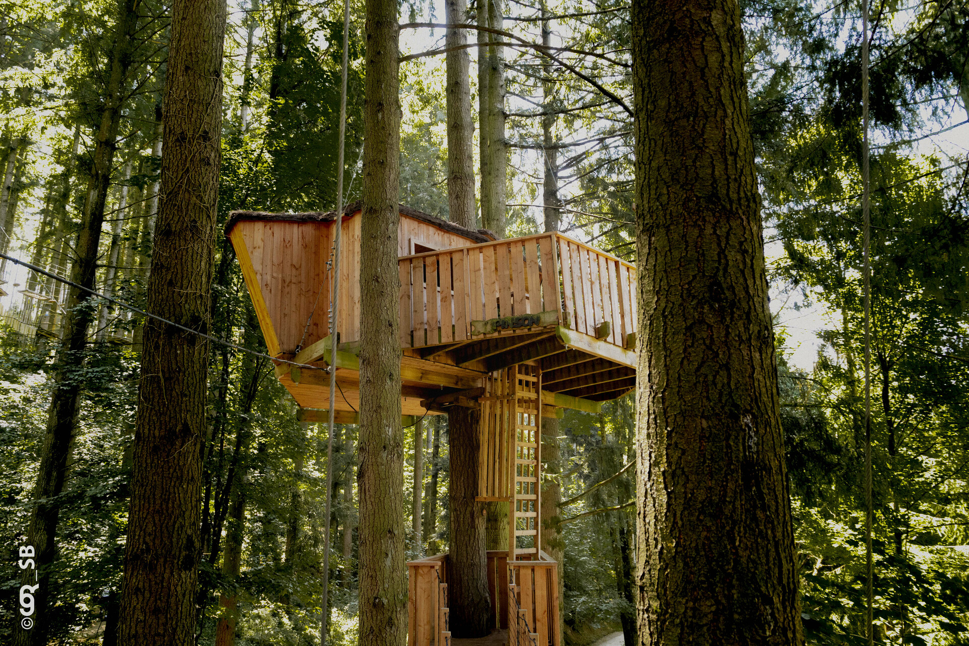 Cabane PINSON — Nuit perchée à 9m avec sauna à Rhône