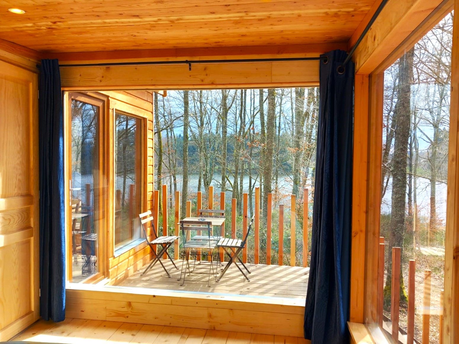 Cabane de la Forêt au bord d'un lac : une échappée enchantée à Condat-En-Combraille — chambre