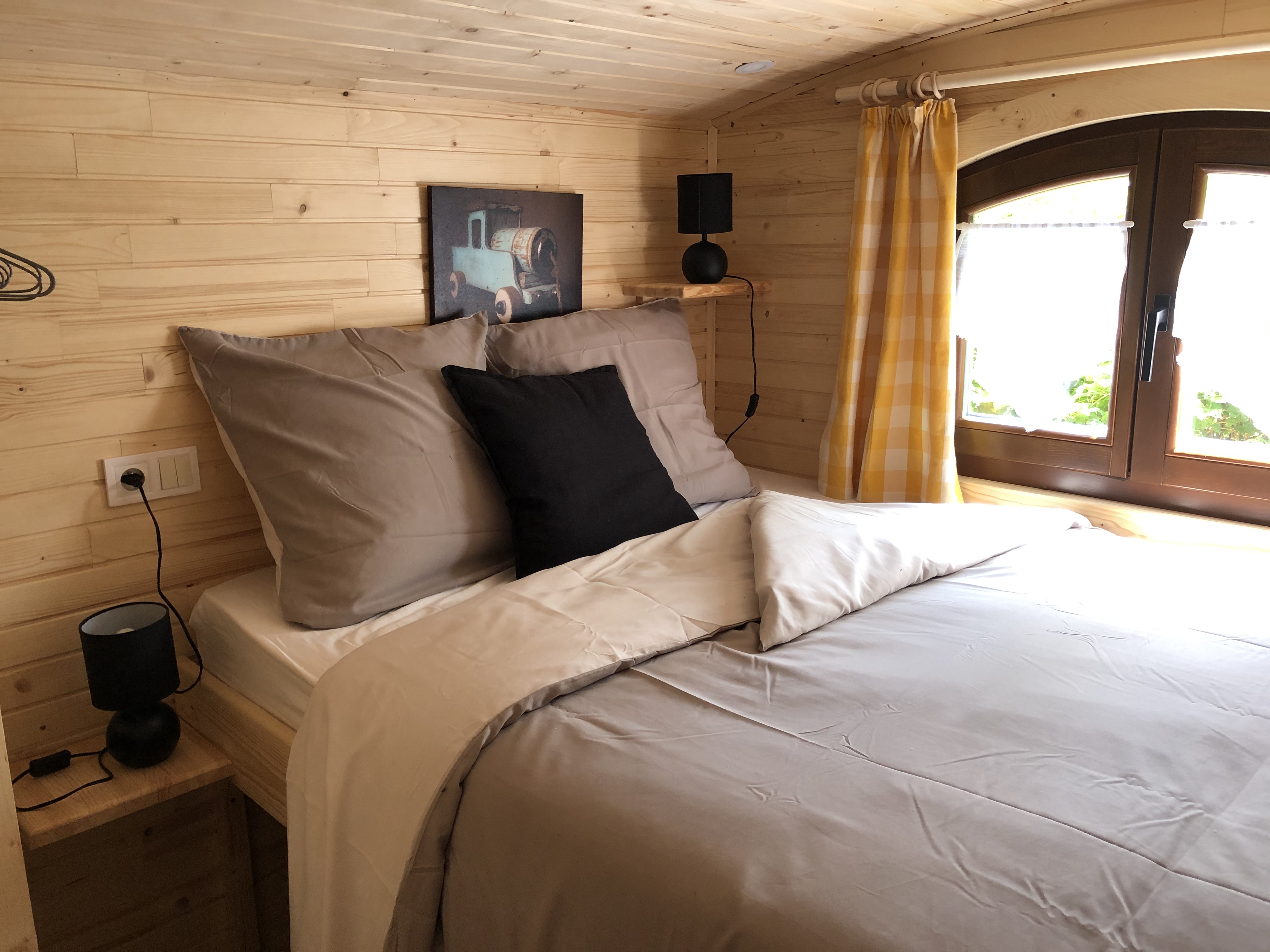 La roulotte d'Emilie : une escapade bien-être en Poitou-Charentes à Beurlay — chambre