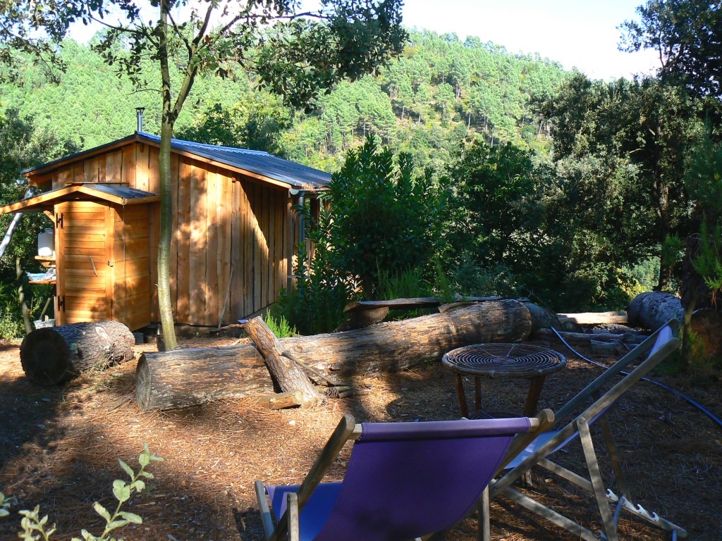 La Cabane sur pilotis : une évasion unique en Languedoc-Roussillon à Chambon — cuisine