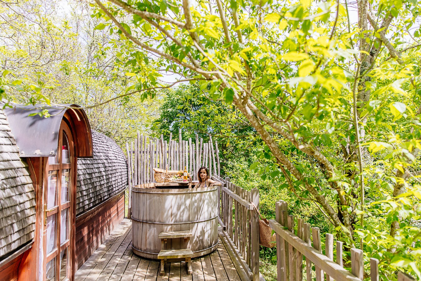 Évasion en roulotte avec spa en Aquitaine à Le Nizan — espace de vie