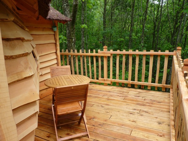Élona : une cabane dans les arbres pour une escapade enchantée à Loubieng — vue depuis la terrasse