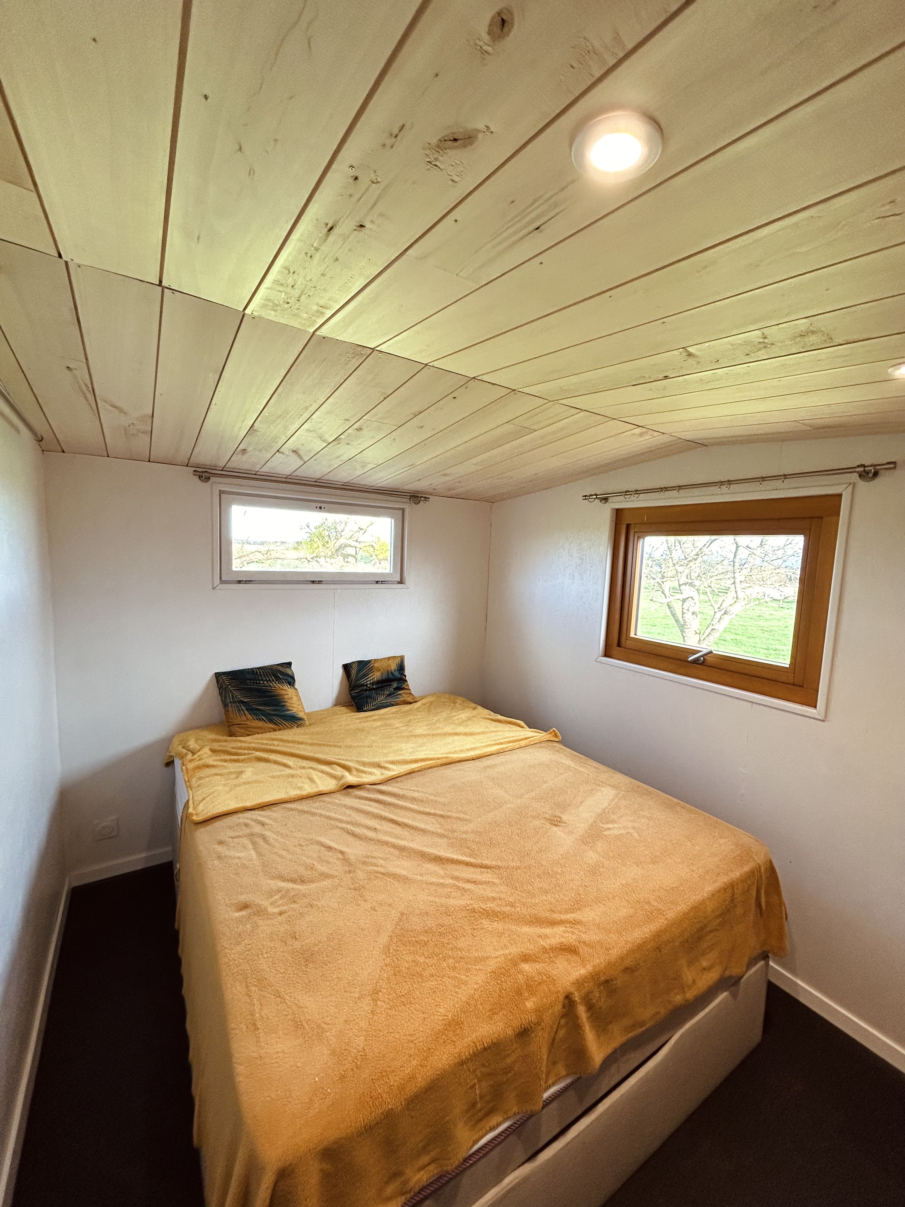 Évasion dans une tiny house moderne en Bourgogne à Chevenon — salle de bain