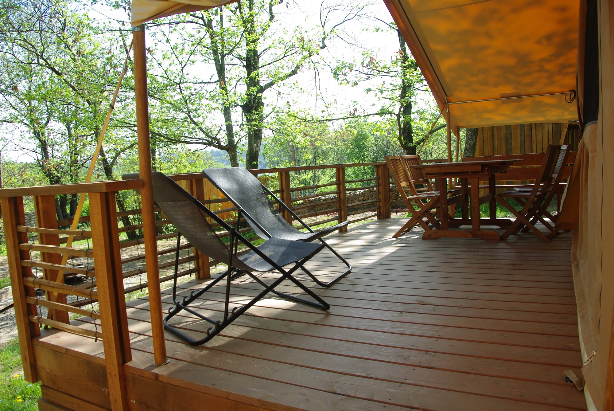 Tente Lodge La Châtaigneraie — Glamping avec spa en Ardèche à Aubenas — espace de vie