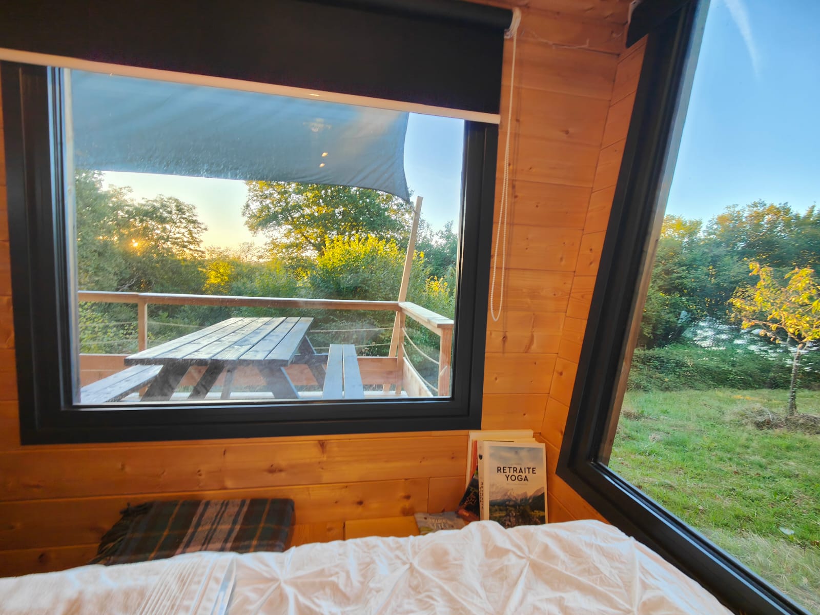 Moose Tiny House : une escapade insolite en Auvergne à Saint Jacques D'ambur — vue depuis la terrasse