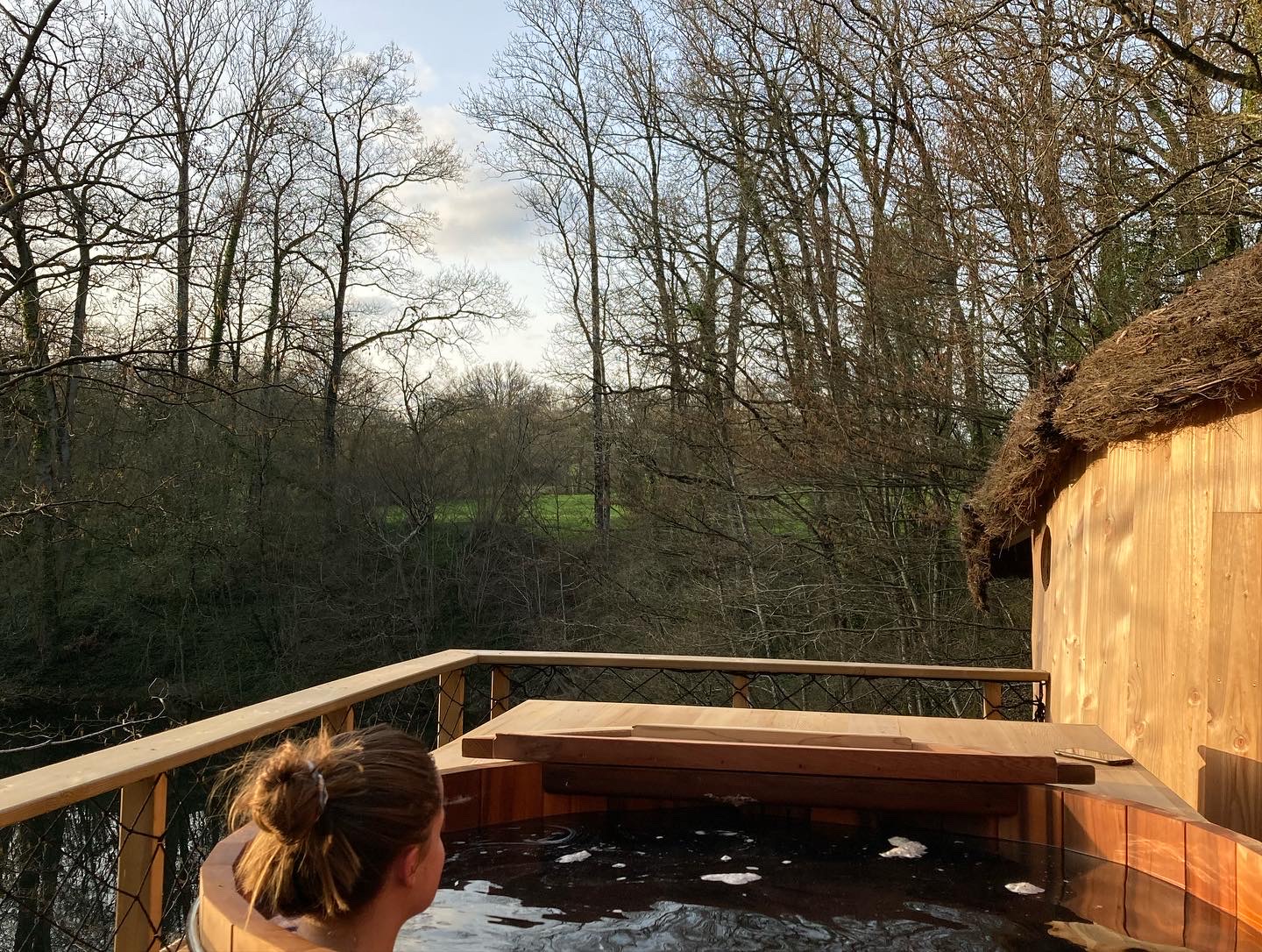 Cabane SPA Prague : une escapade suspendue en Pays de la Loire à La Baconnière — vue intérieure