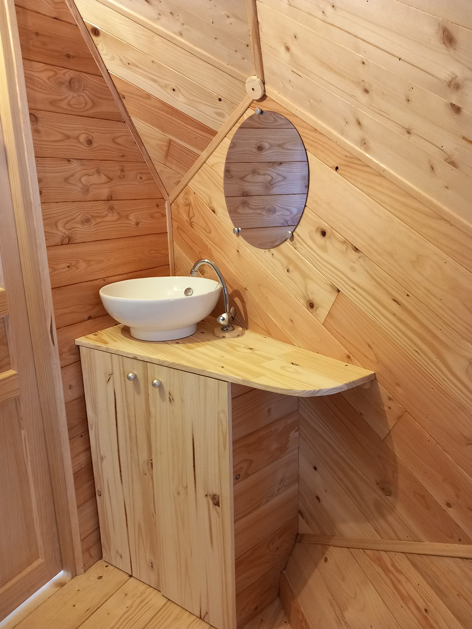 Cabane 'Pollimage' au bord d'un lac