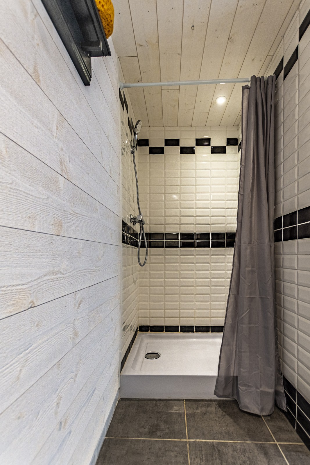 La Yourte de la Bergerie du Val — Yourte avec spa en Drôme à Valence — détail architectural