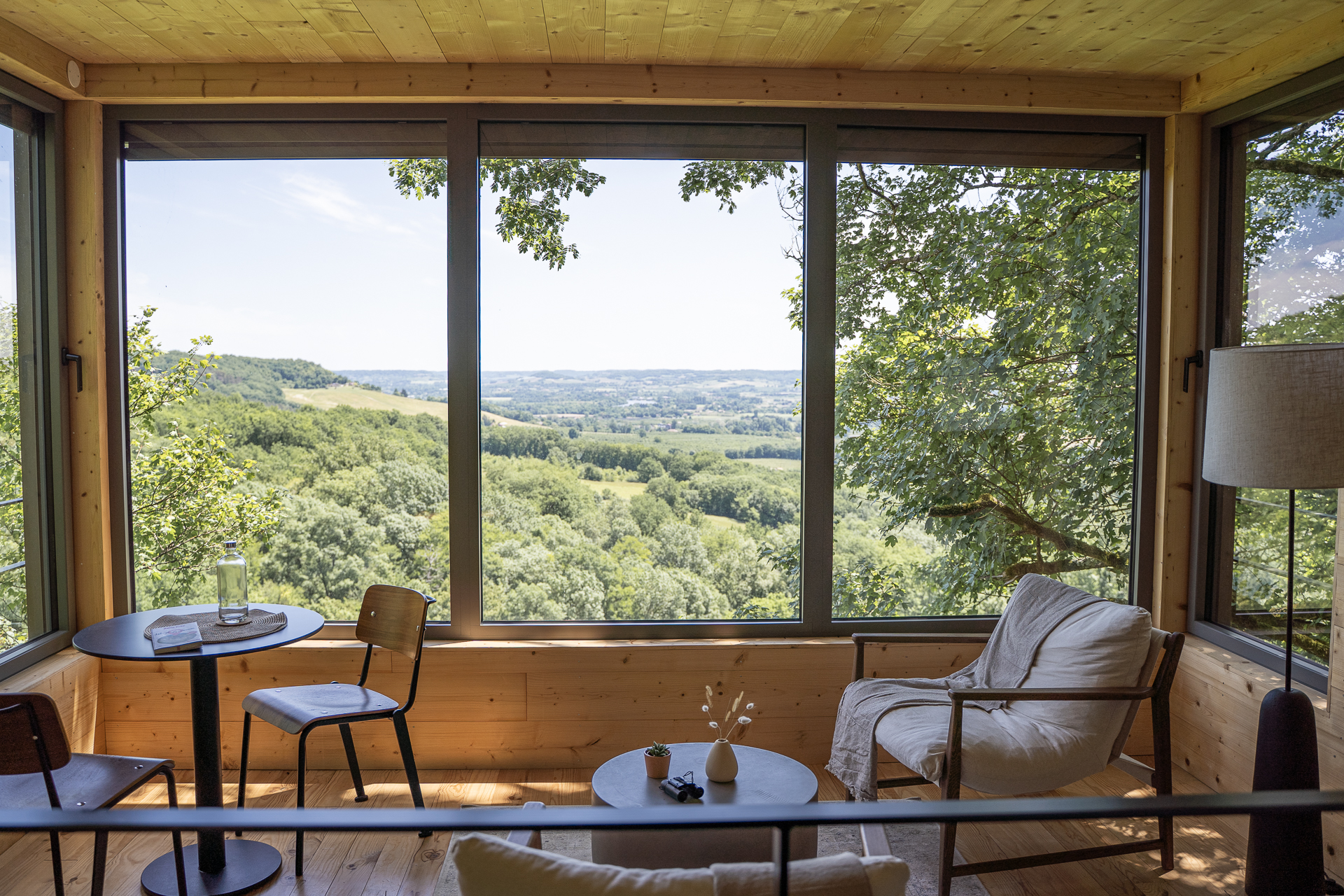 La Palombière 3 : cabane sur pilotis avec spa en Aquitaine à Laparade — espace de vie