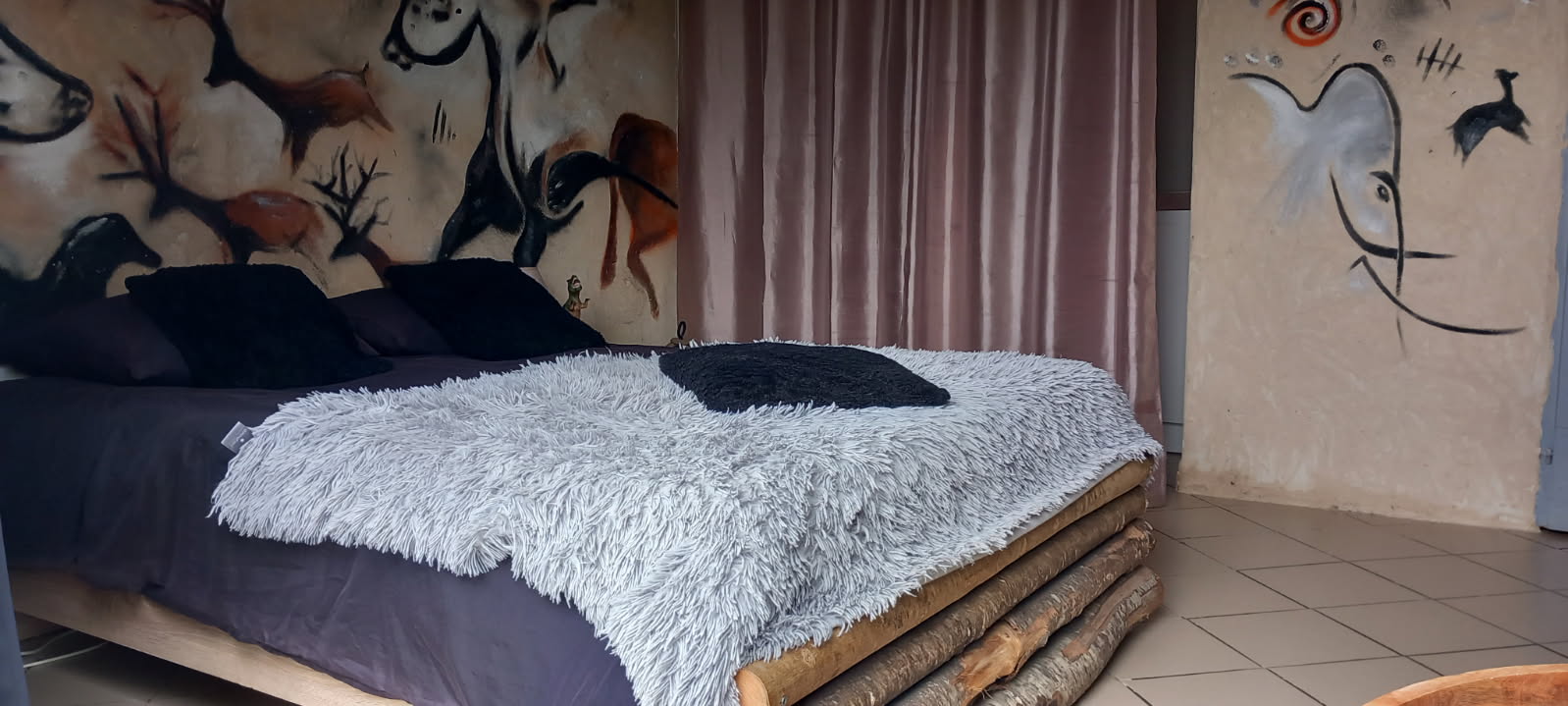 Cromagnon — Chambre à thème préhistorique à Saint-Geniès en Dordogne à Saint-Geniès — vue intérieure