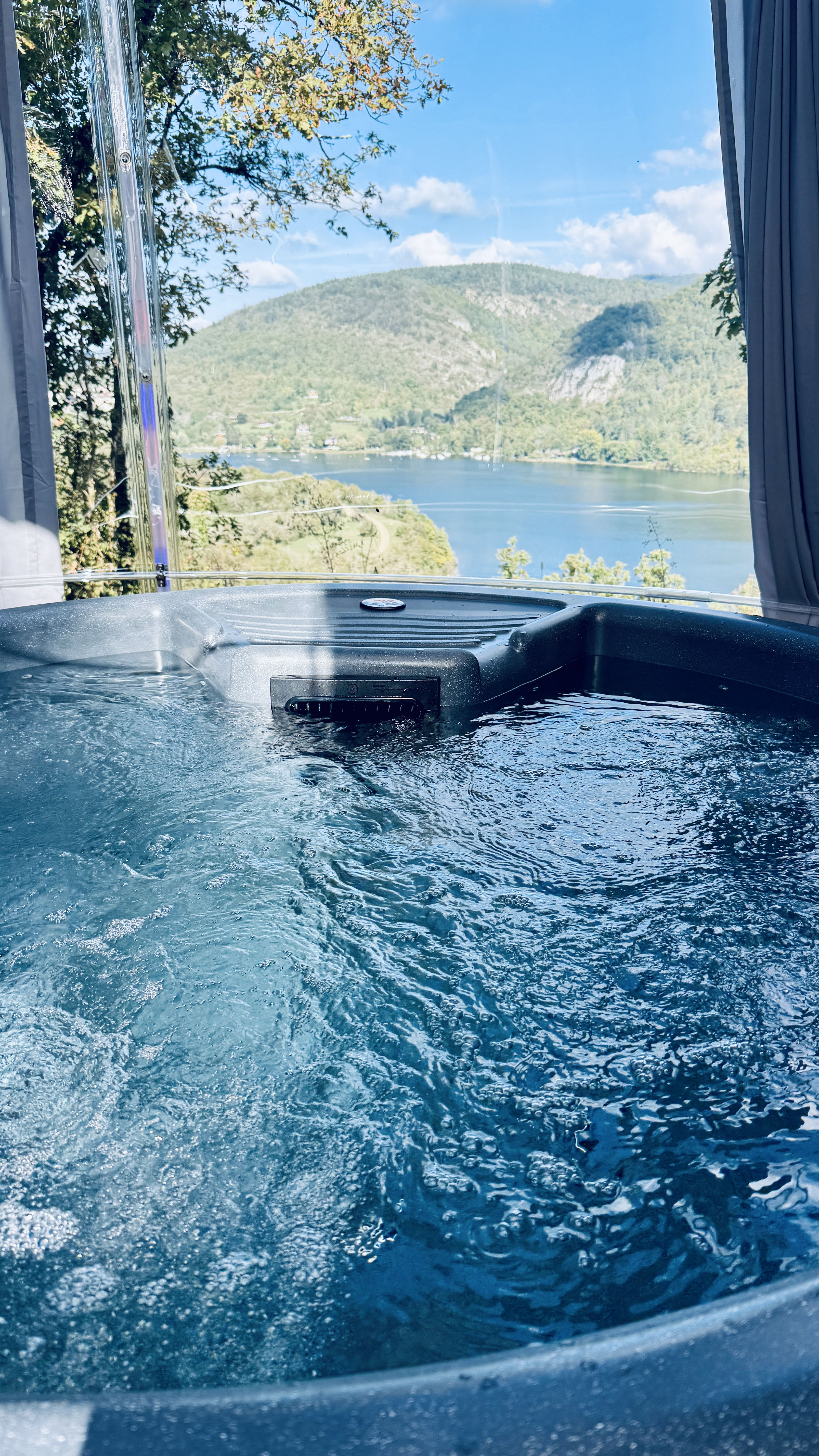 Lodge La Fustière — Cabane sur pilotis avec SPA à Ain à Serrières-Sur-Ain — espace de vie