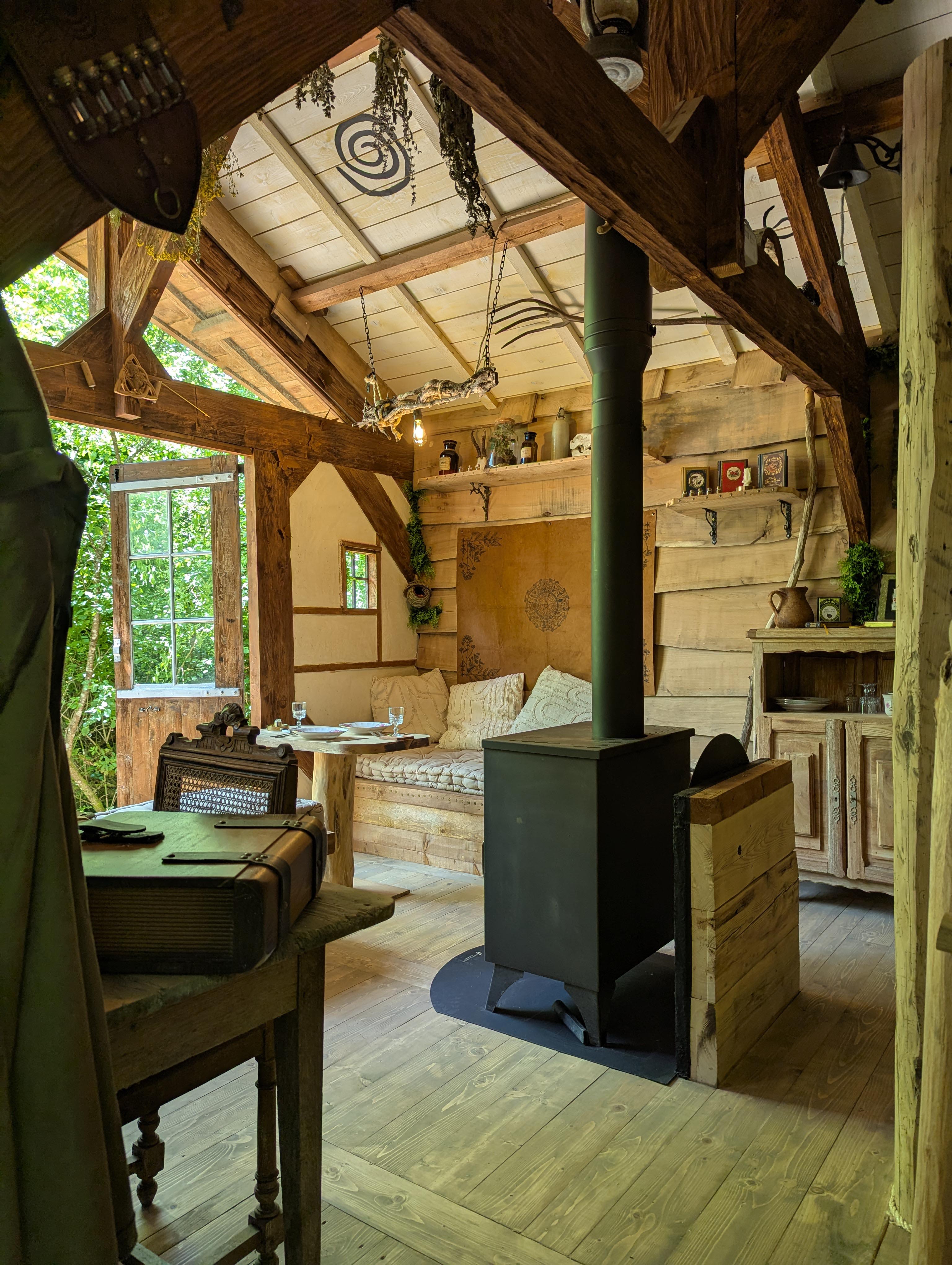 La Cabane du Druide : une expérience immersive en Lorraine à Pagny Sur Moselle — chambre
