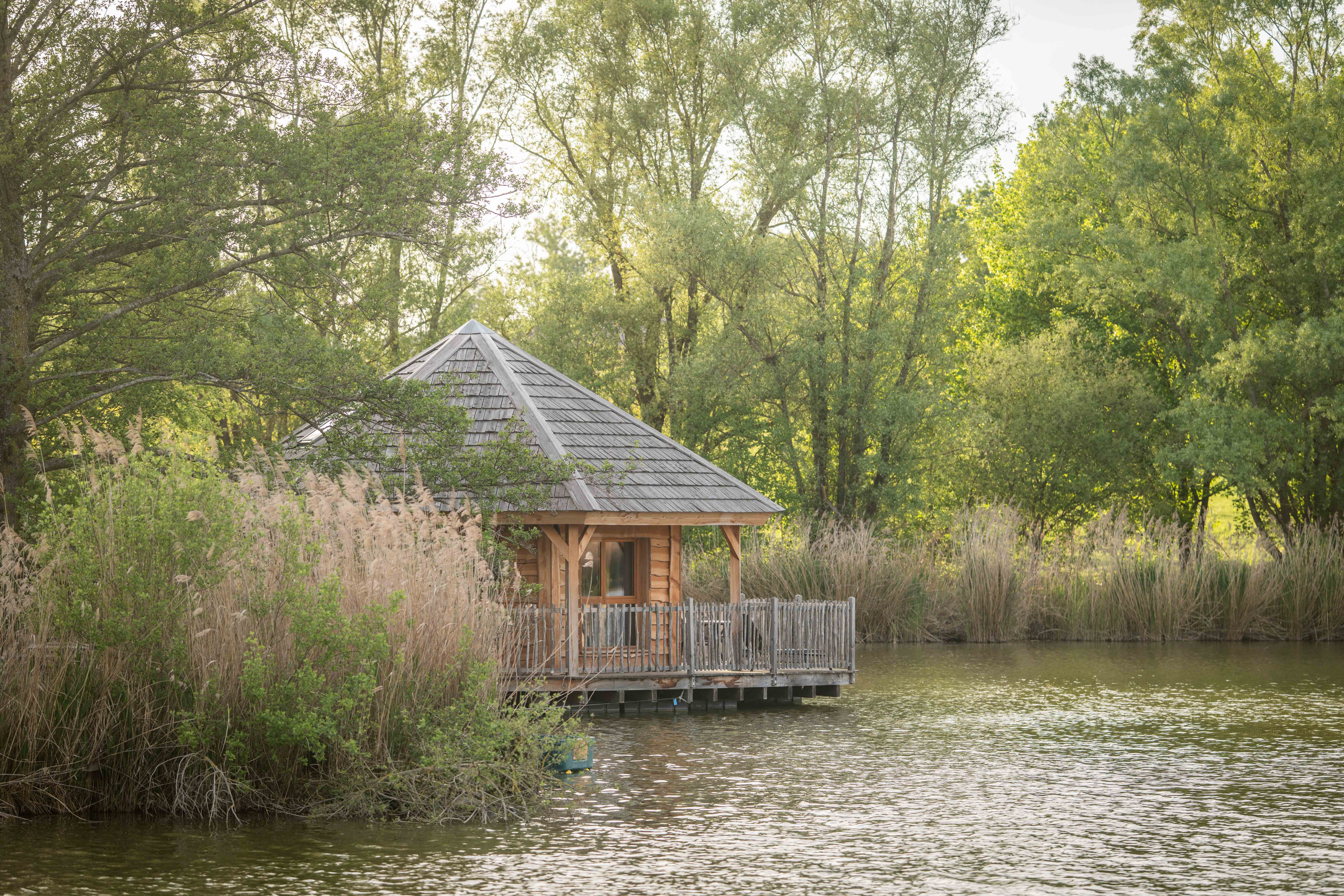 Cabane Ruche 5 pers — Séjour flottant avec spa à Ain