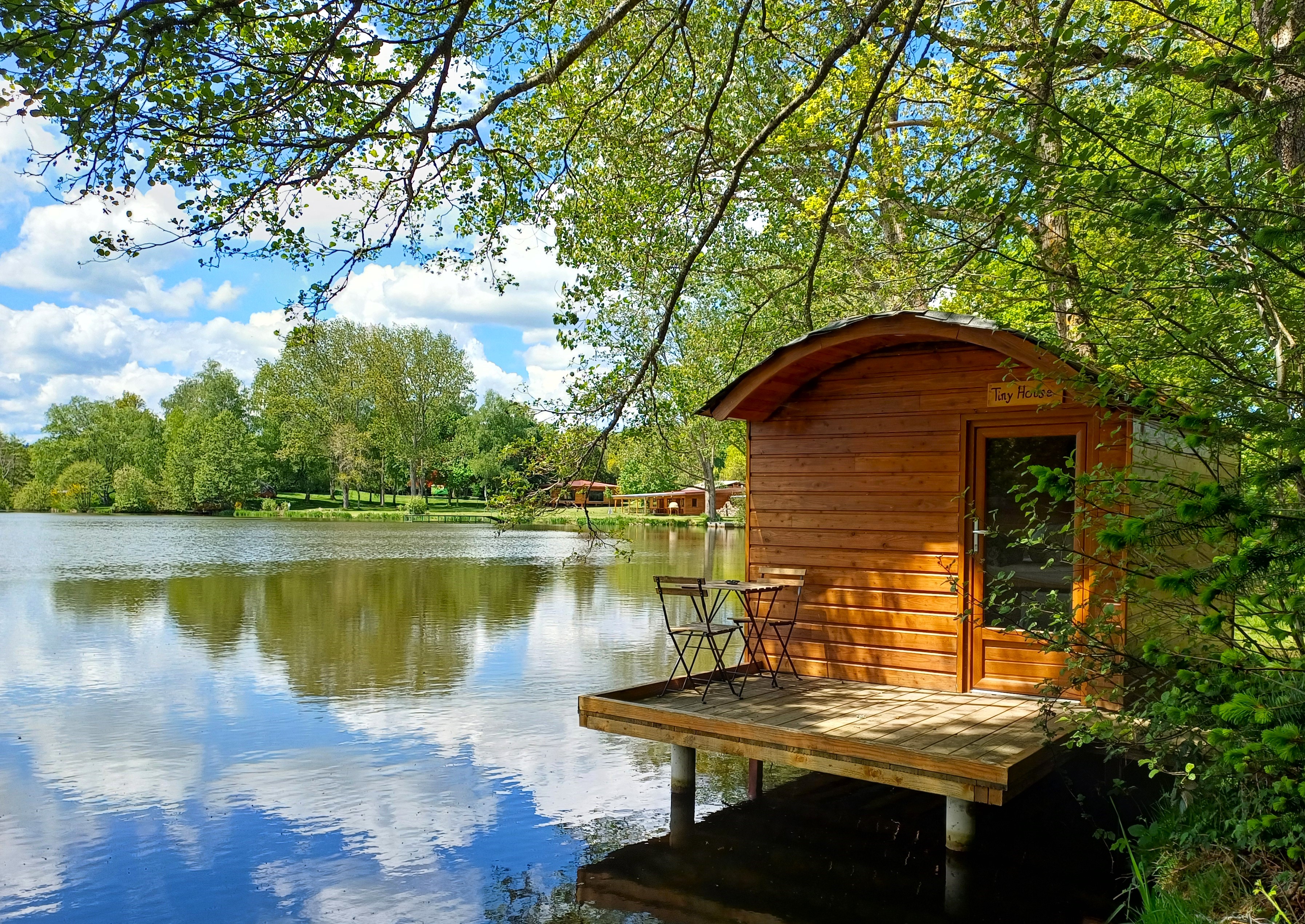 Évasion en Tiny House au bord d'un lac en Auvergne