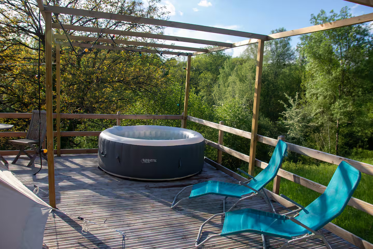 Tente dans les airs avec spa — Nuit insolite en Dordogne à Alles-sur-Dordogne — chambre