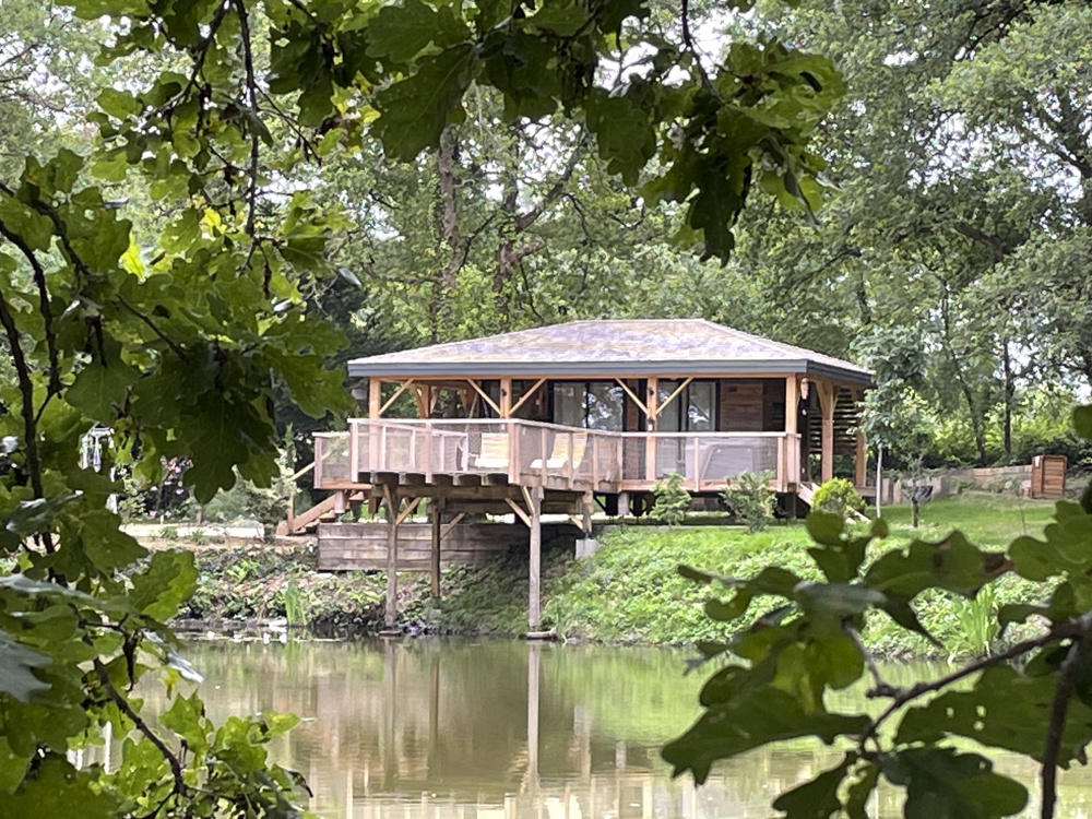 La Romance de George Sand : une cabane sur pilotis au cœur de la nature à Malicornay — cuisine