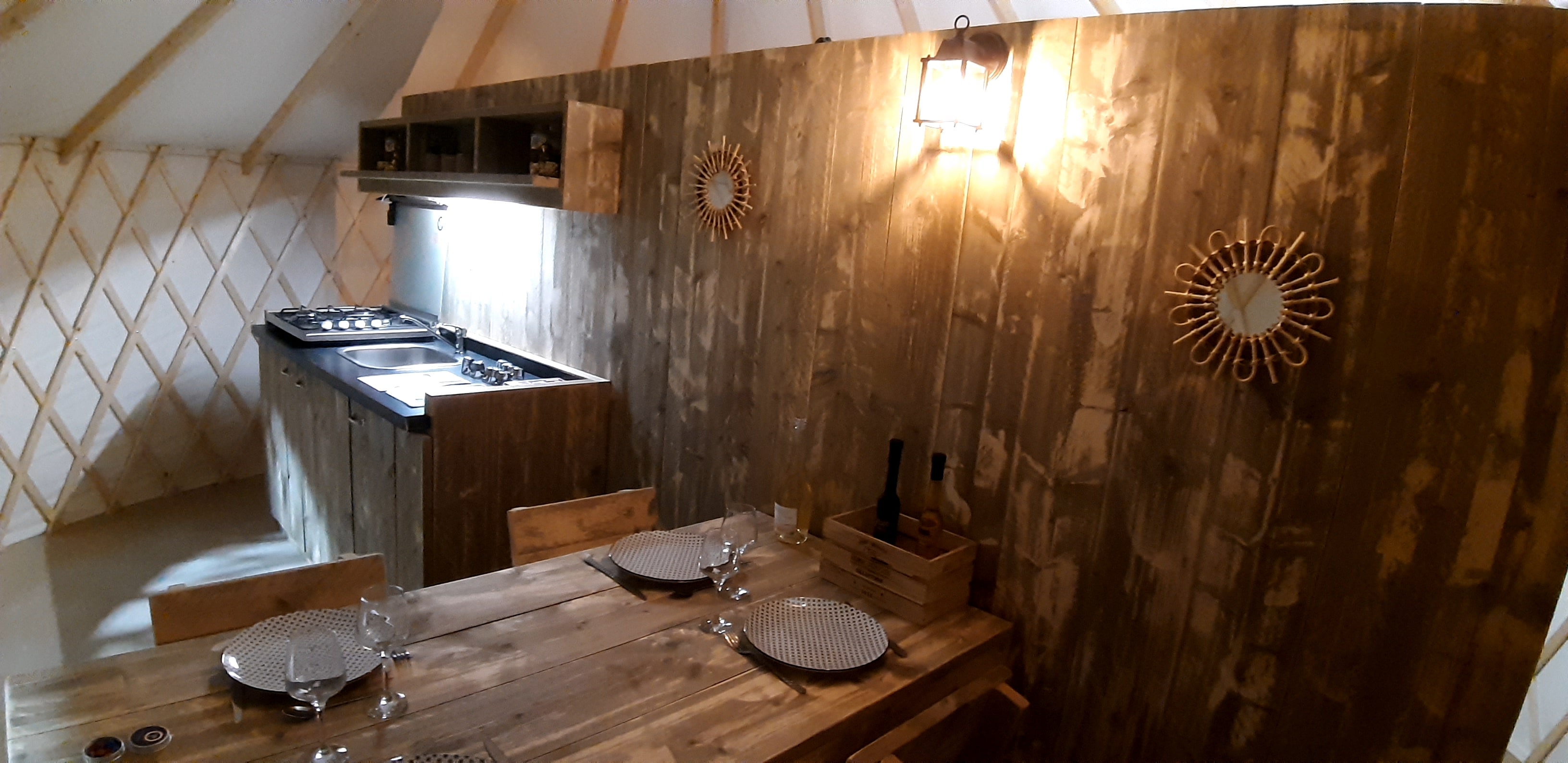 Yourte WOOD 5 personnes — Yourte avec spa à Ardèche à Aubenas — vue intérieure