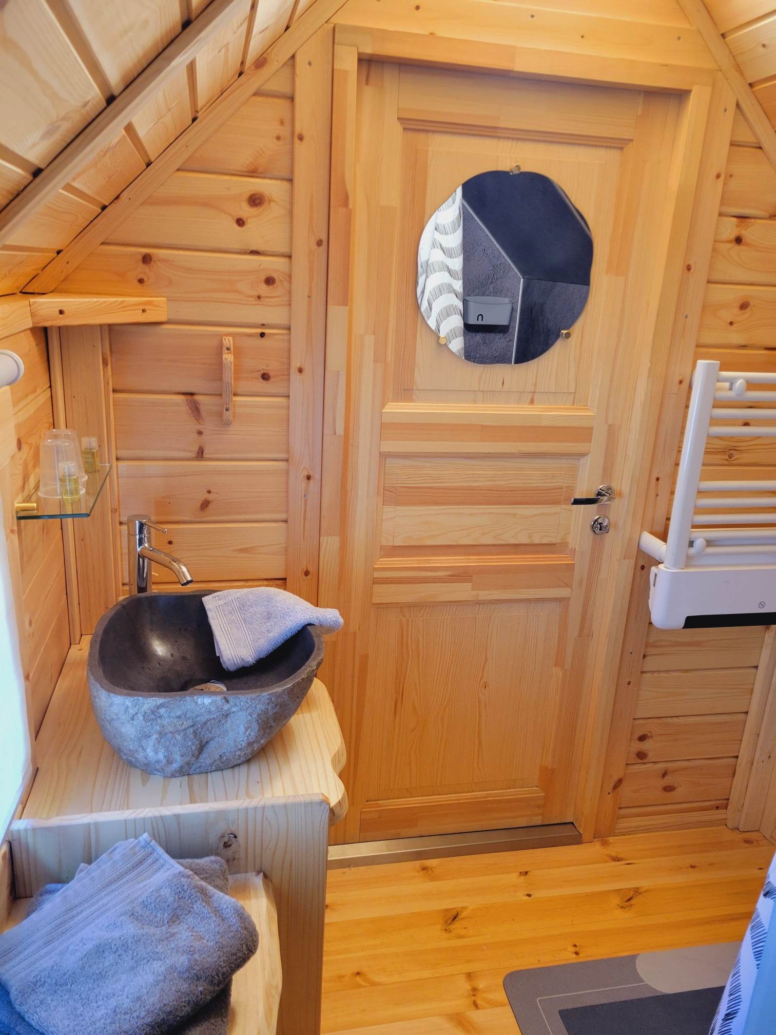 Le Kota des canards de la germaine & SPA : une escapade insolite en Picardie à Sancourt — chambre