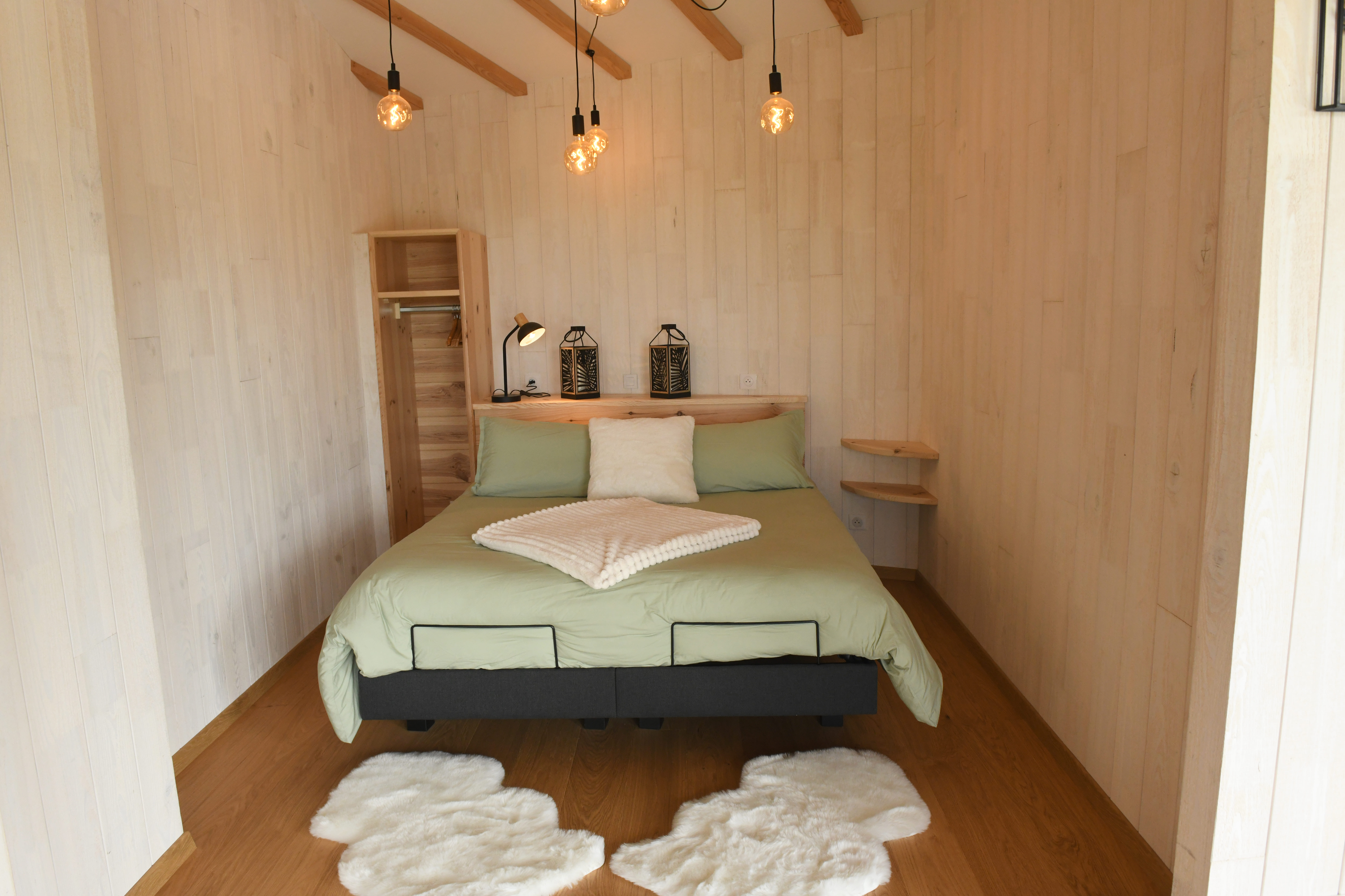 Cabane sur pilotis avec spa et sauna en Auvergne à Ségur-Les-Villas — environnement naturel