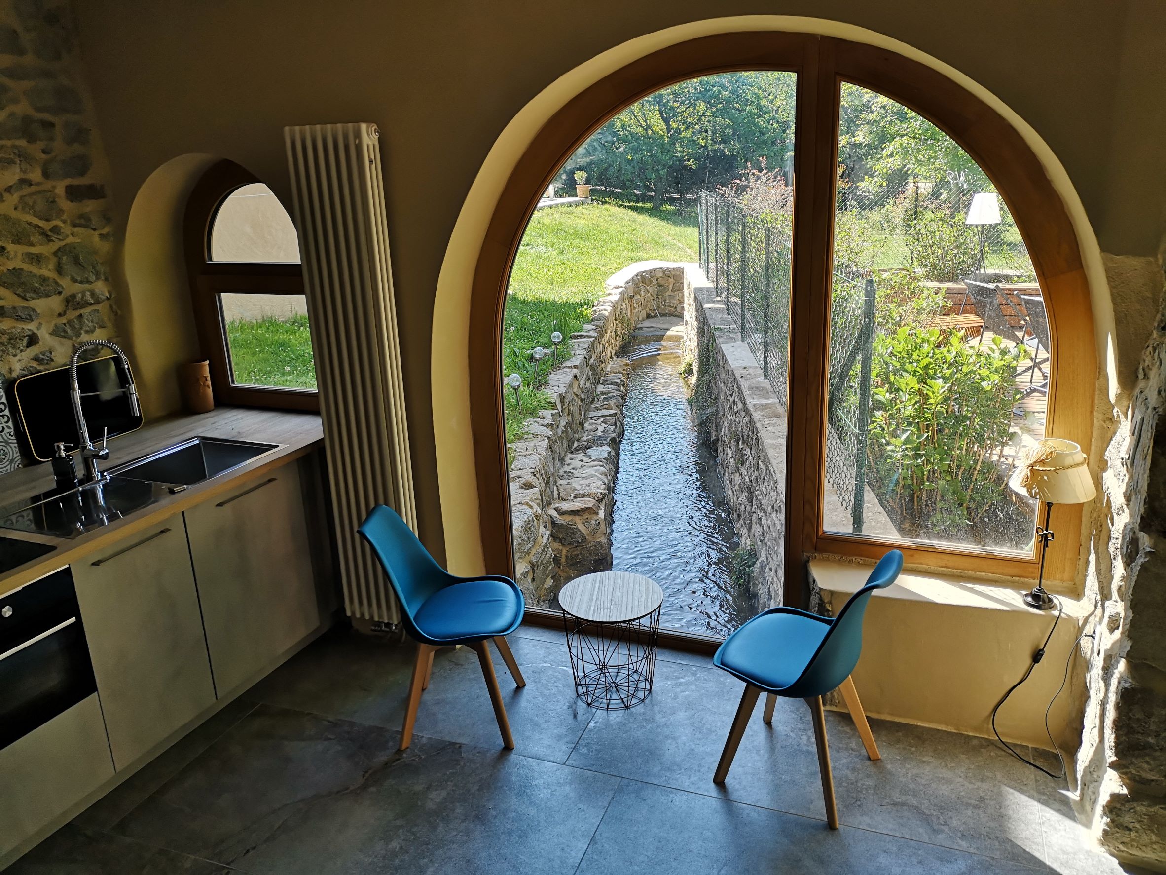 La Chapelle-Moulin & SPA — Hébergement insolite avec spa à Loire à Bourg-Argental — chambre