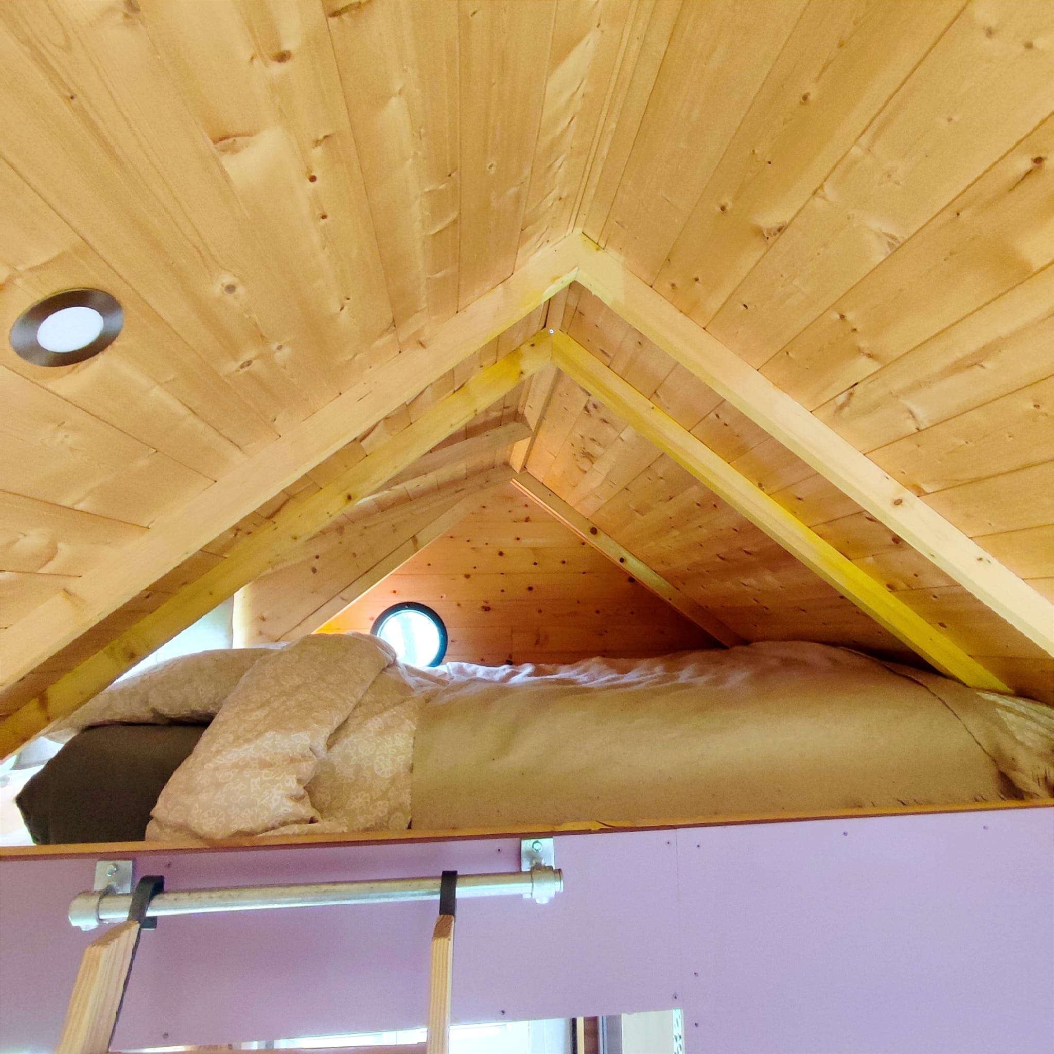 Tiny House du Morbihan — Nuit insolite avec spa et sauna à Vannes — chambre