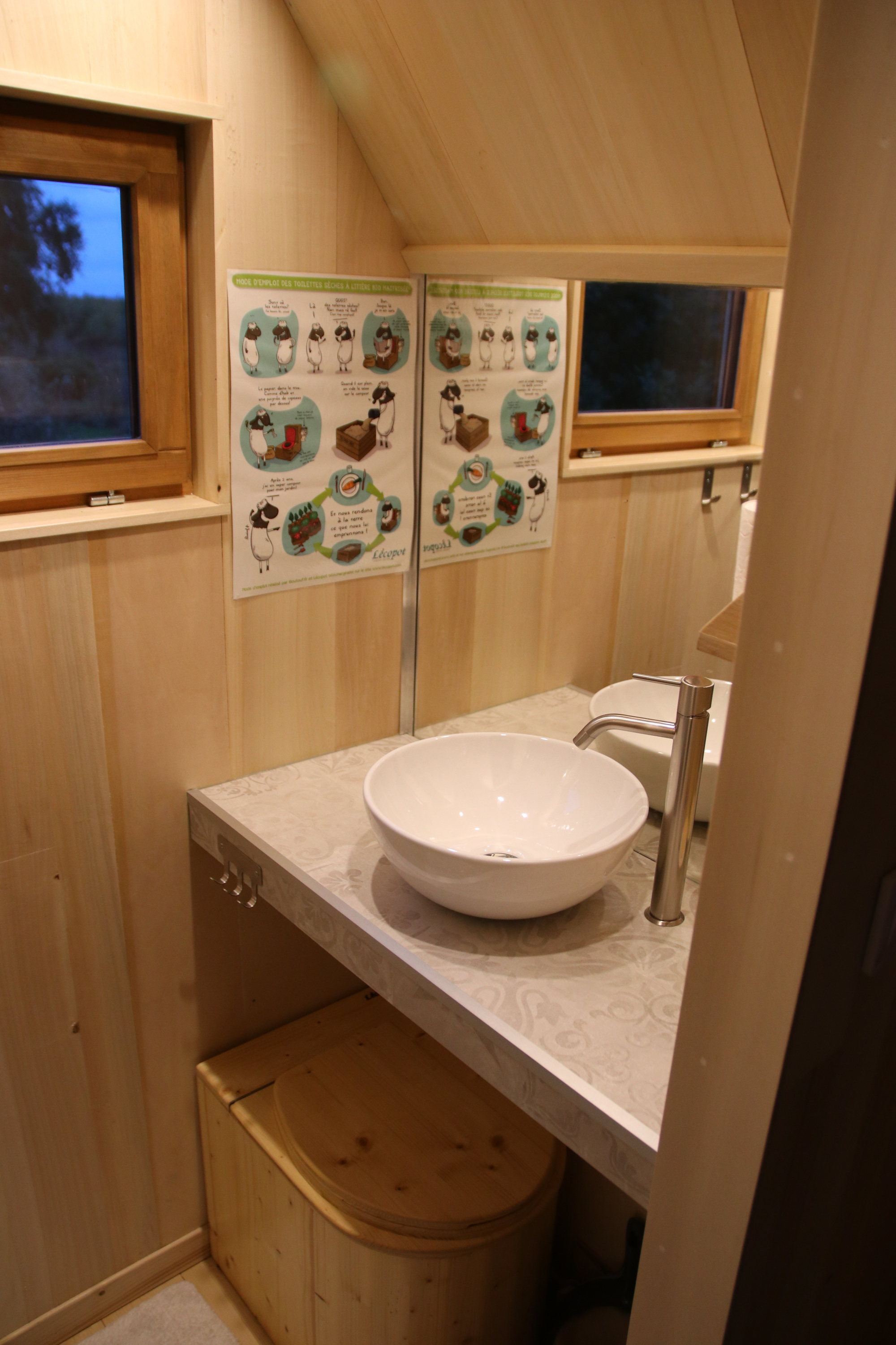 Un p'Tiny dans le jardin — Tiny House avec spa à Charente à Châteauneuf-sur-Charente — salle de bain