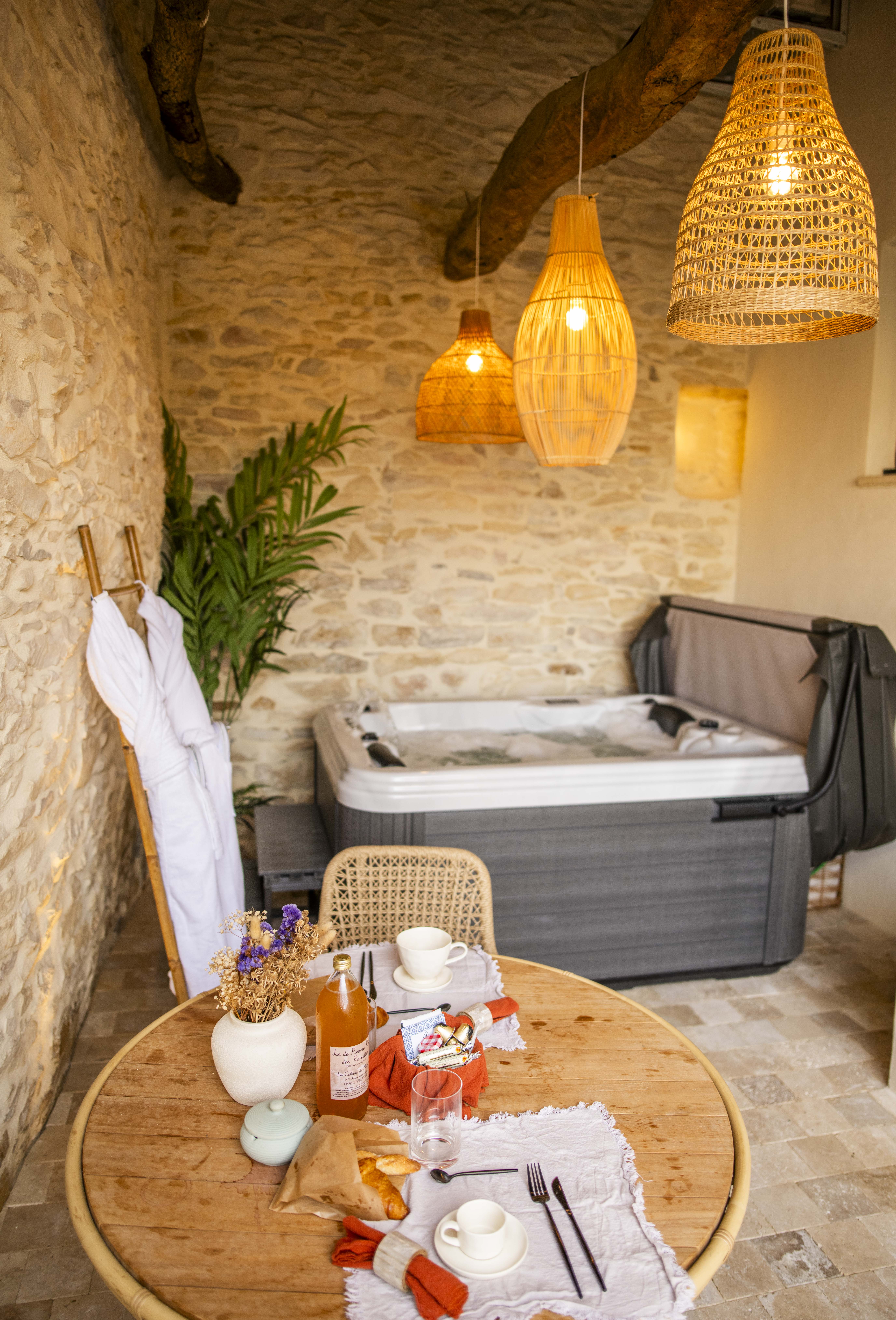 La Grange — Maison insolite avec jacuzzi à Tavel à Tavel — espace de vie