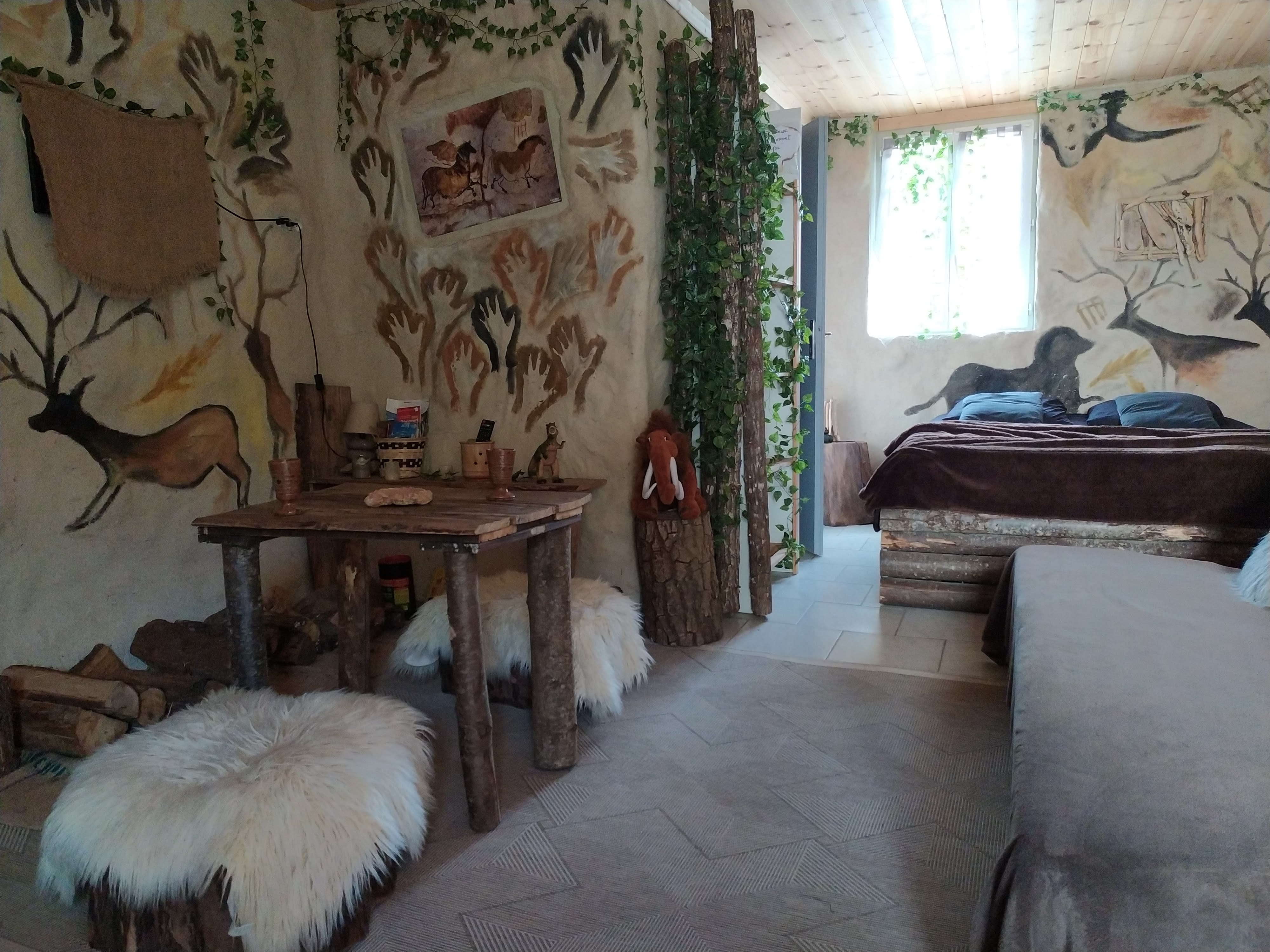 Homoerectus — Chambre à thème avec jacuzzi à Saint-Geniès (Dordogne) à Saint-Geniès — espace de vie