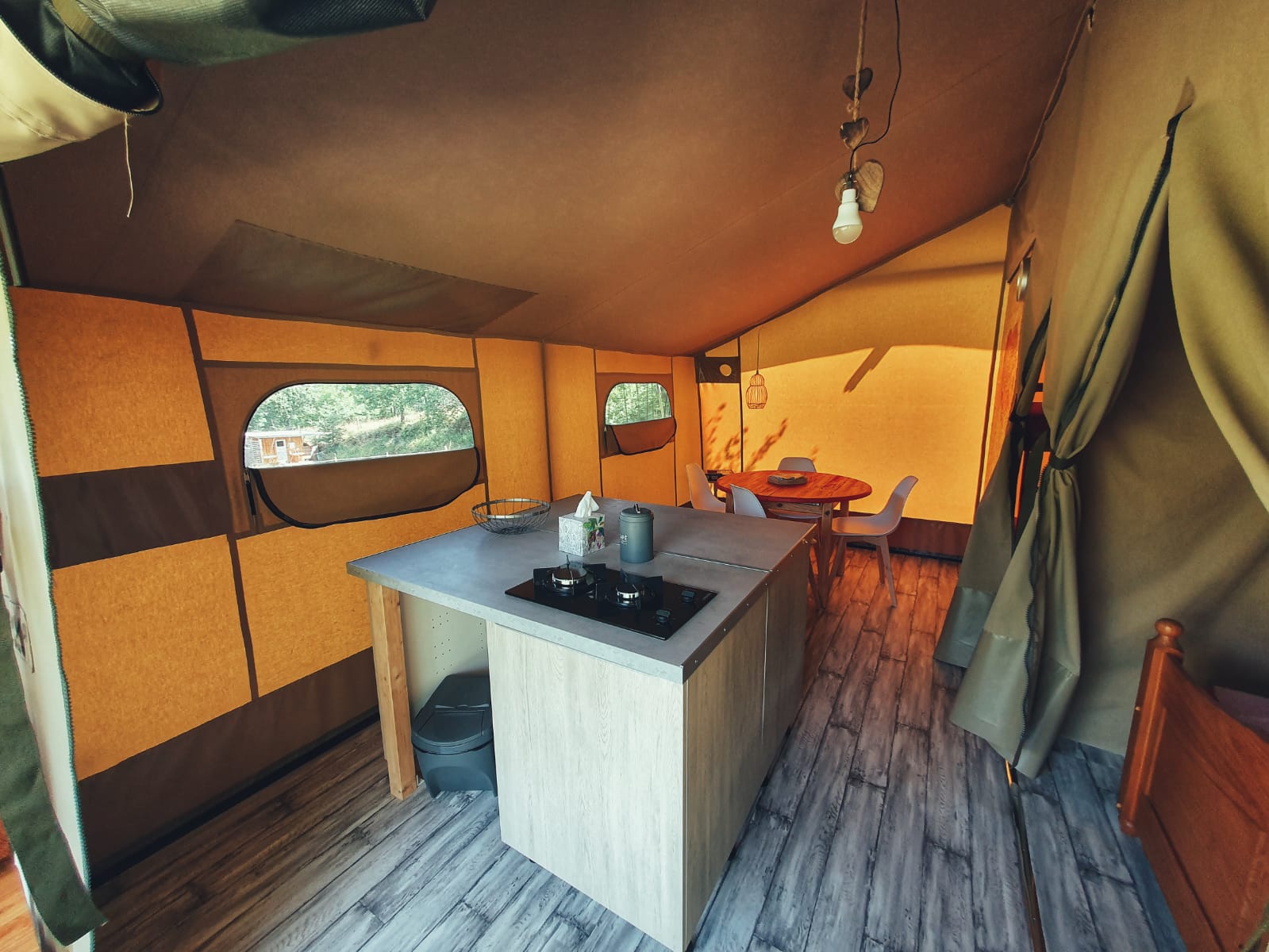 Tente Lodge Cerise : une immersion au cœur de la nature à Dun — cuisine