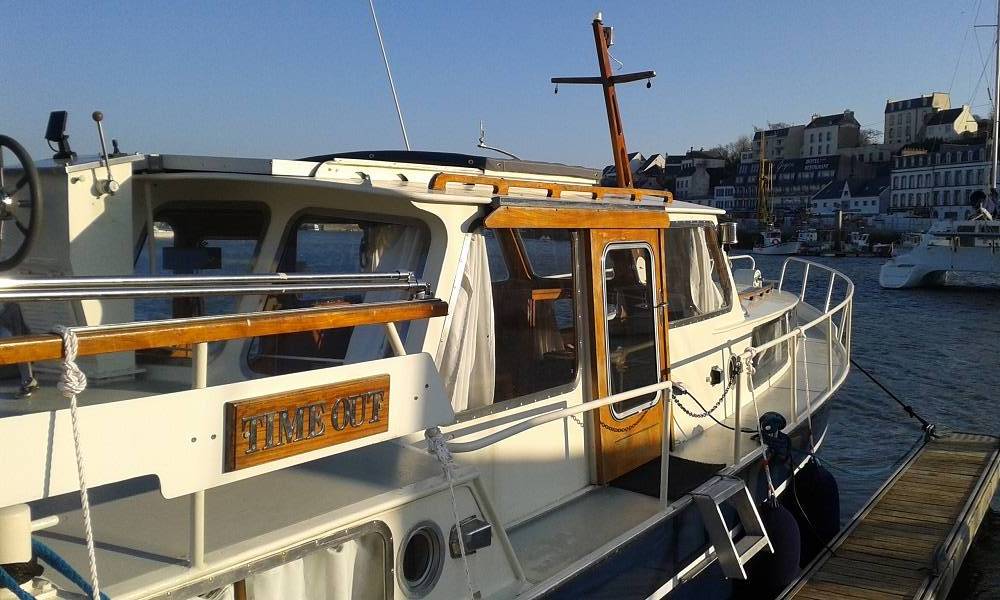 Vivez l'expérience unique du Yacht Time Out à Audierne — espace de vie