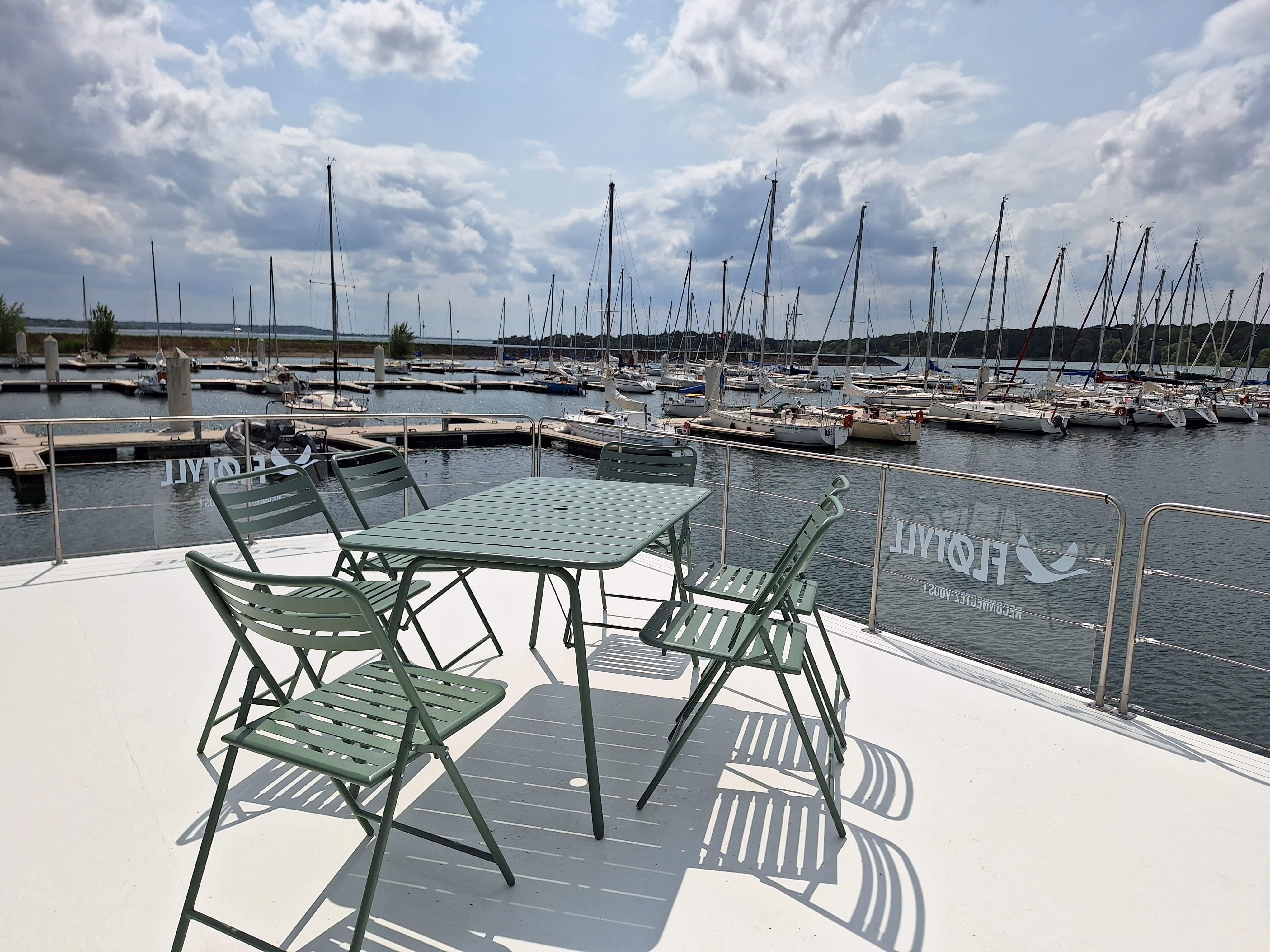 Fløtyll Giffaumont — Péniche écologique avec spa à Giffaumont (Haute-Marne)