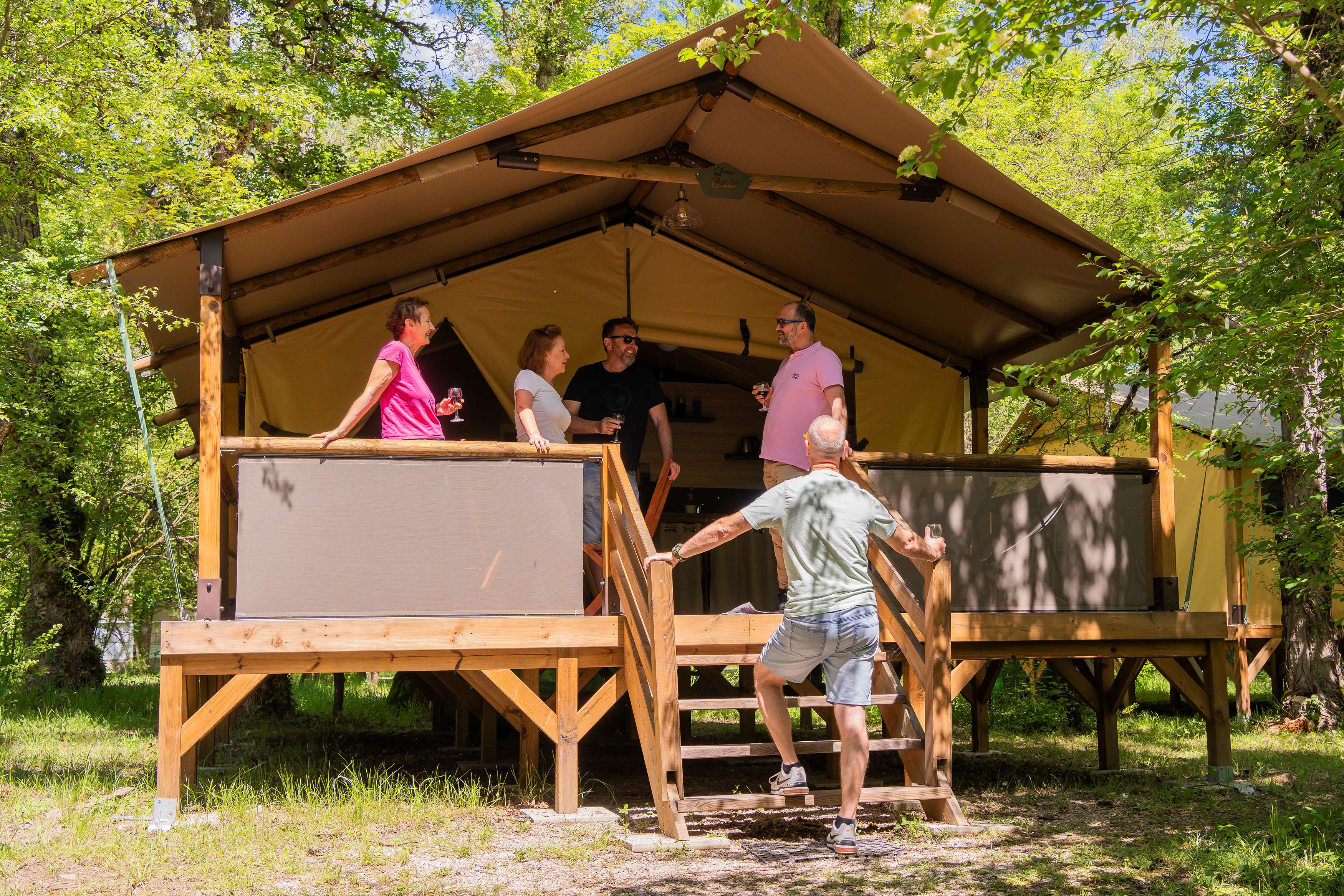 Tente lodge 5 personnes : une expérience immersive en pleine nature