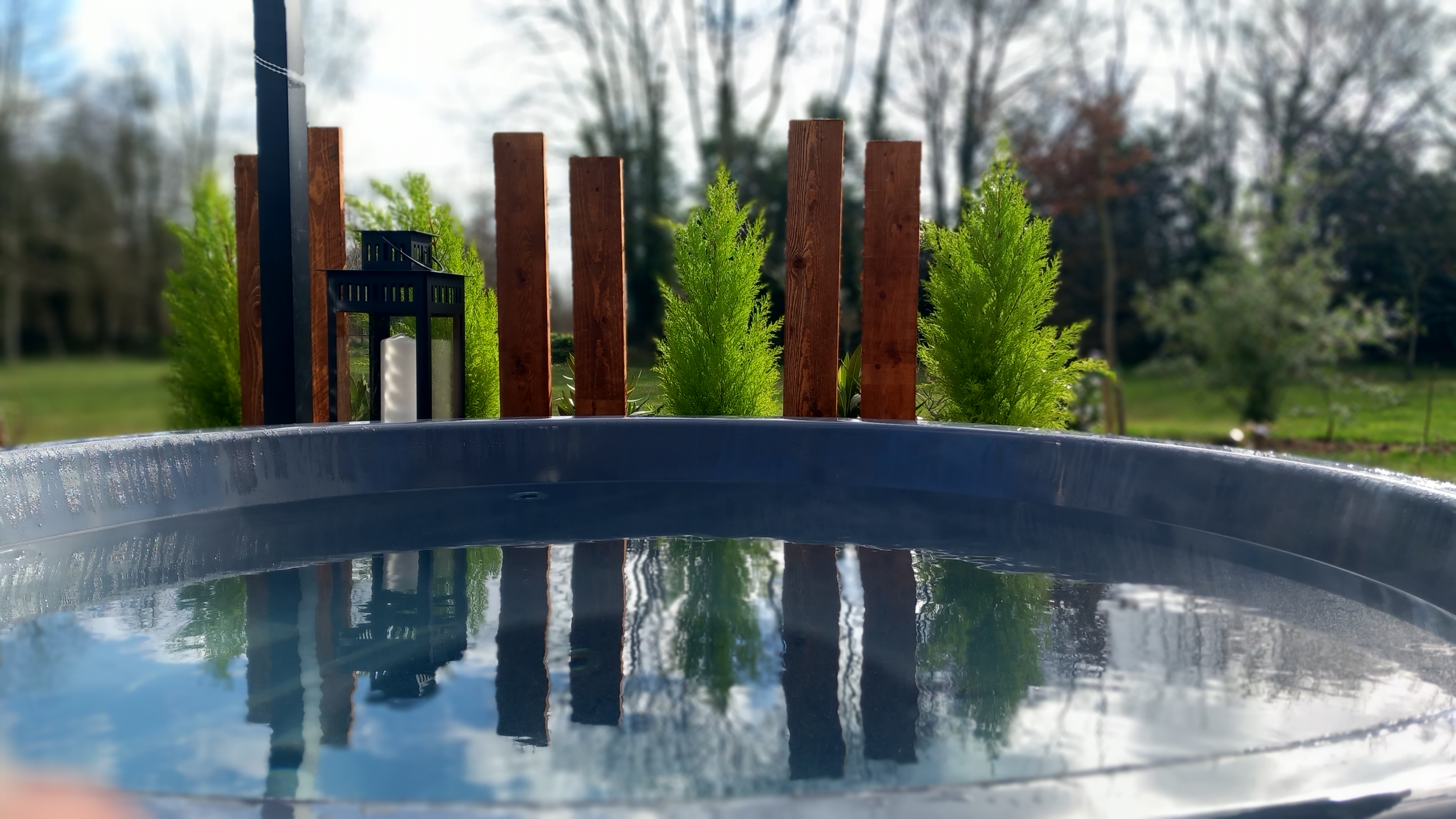 La Tiny House & SPA du Lutin Many — Séjour insolite en Haute-Normandie à Graveron-Sémerville — vue depuis la terrasse