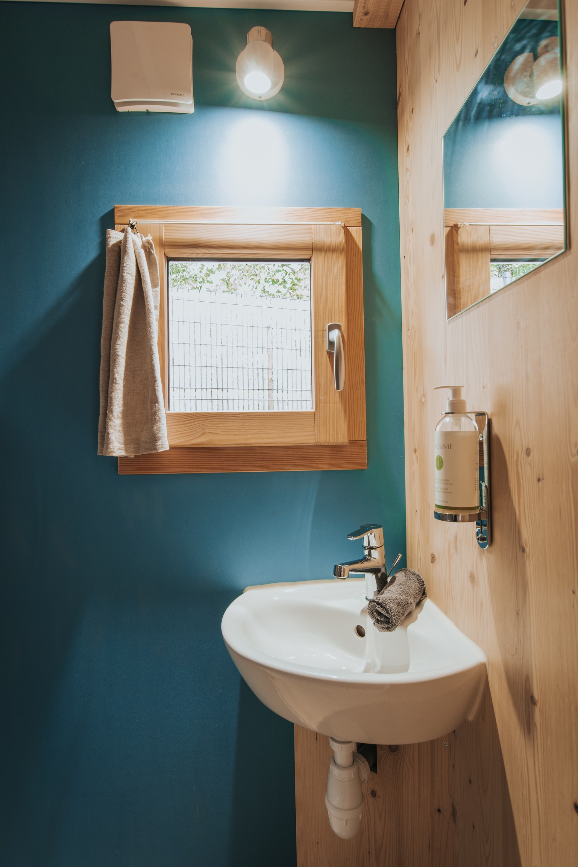Cabotte Bleue & Spa — Tiny House avec toit ouvrant à Saône-et-Loire à Genouilly — environnement naturel