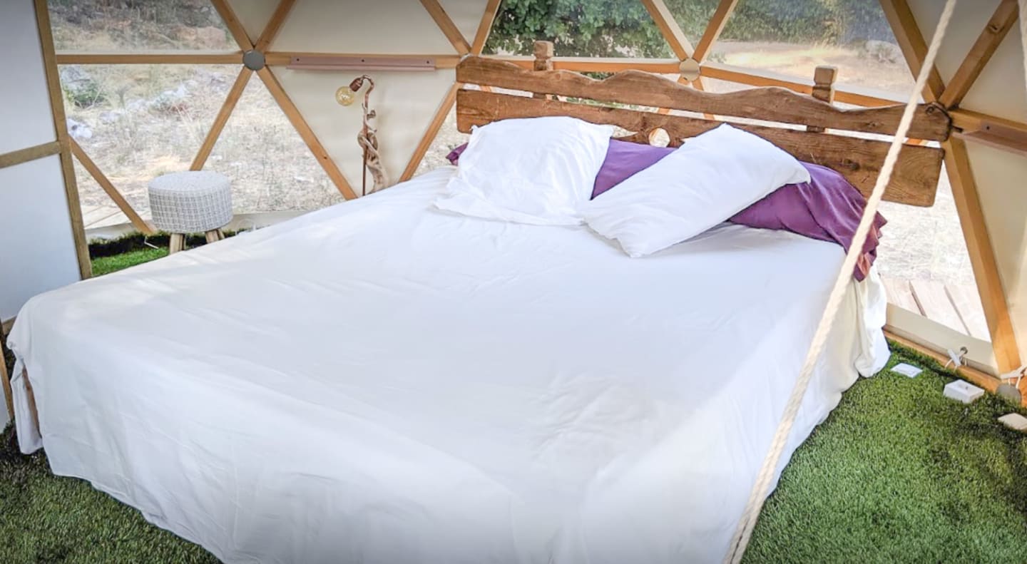 Le Géopod de la Tuilière : un dôme enchanteur en Provence à Carnoules — salle de bain