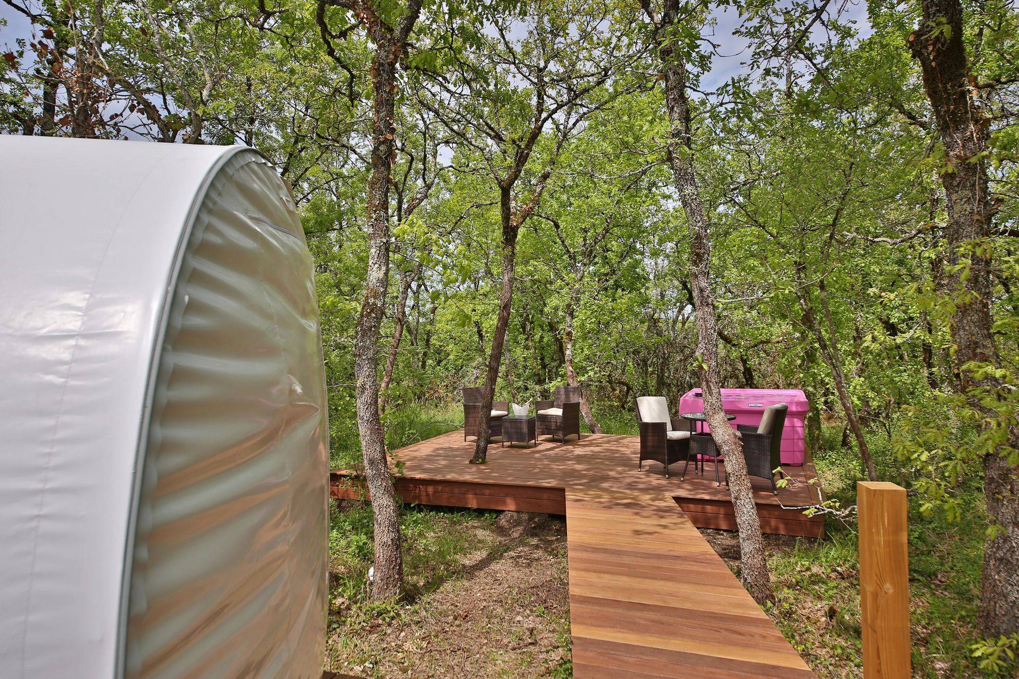 Bull'Aphrodite & Spa : une bulle d'évasion en pleine nature à Cahuzac Sur Vère — détail architectural