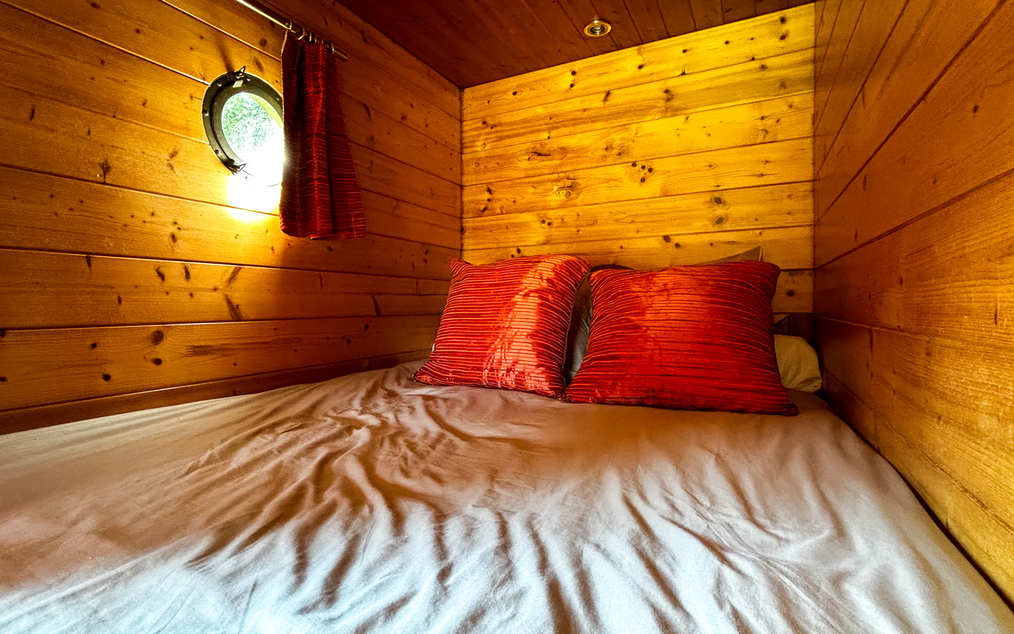 Roulotte bohème : une évasion poétique en Centre-Val de Loire à Centre-Val de Loire — chambre