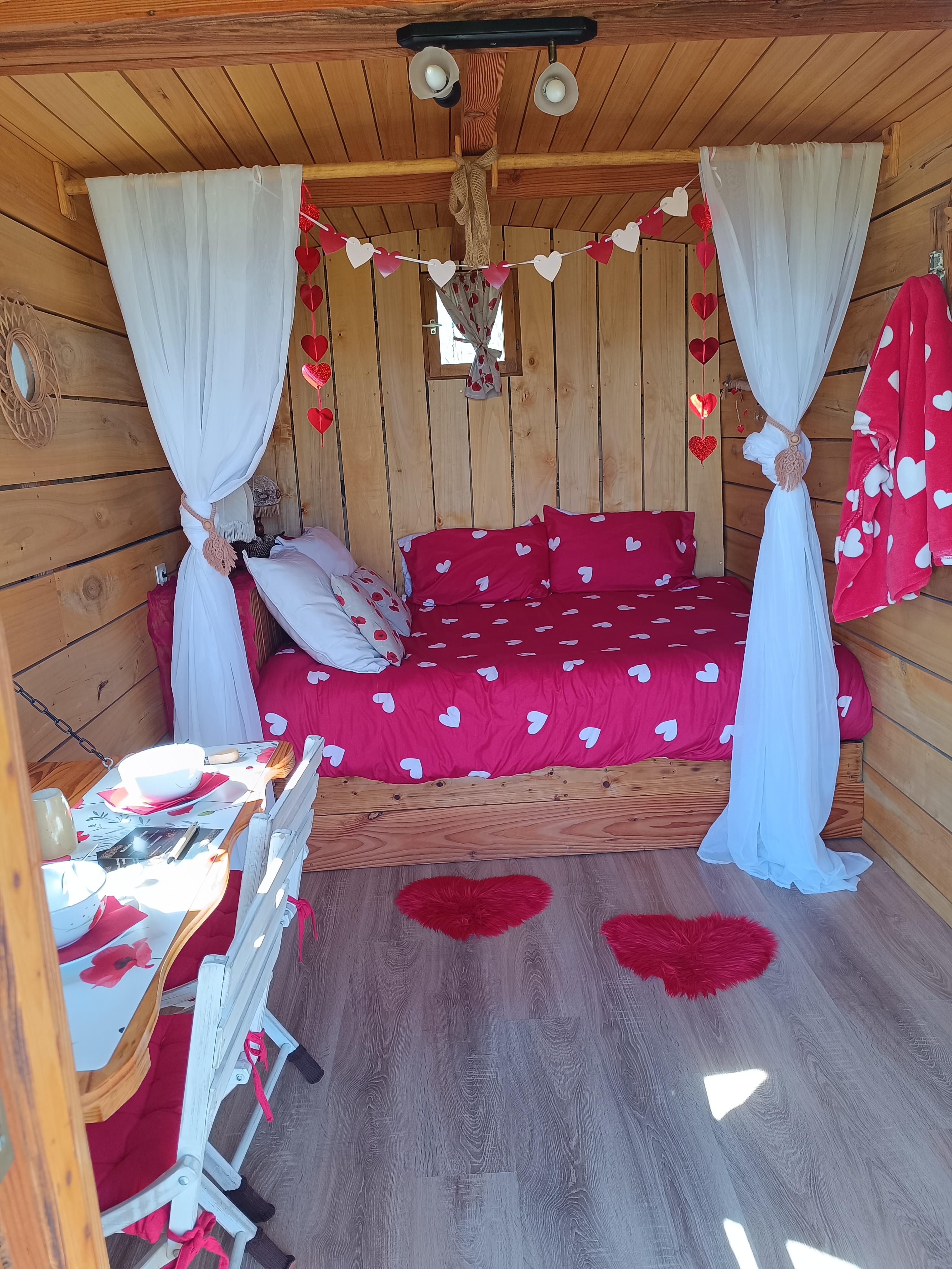 Roulotte romantique — Nuit avec spa à Allier à Vichy — salle de bain