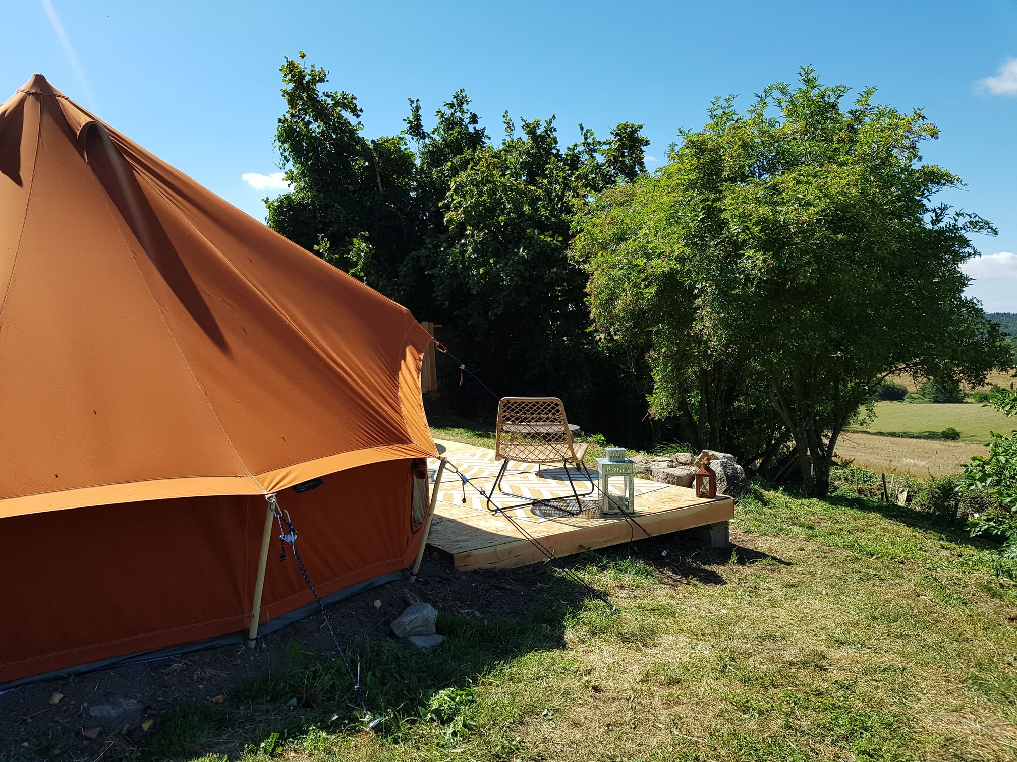 Nuit Bédouine & Spa : une expérience unique en pleine nature à Longessaigne — chambre