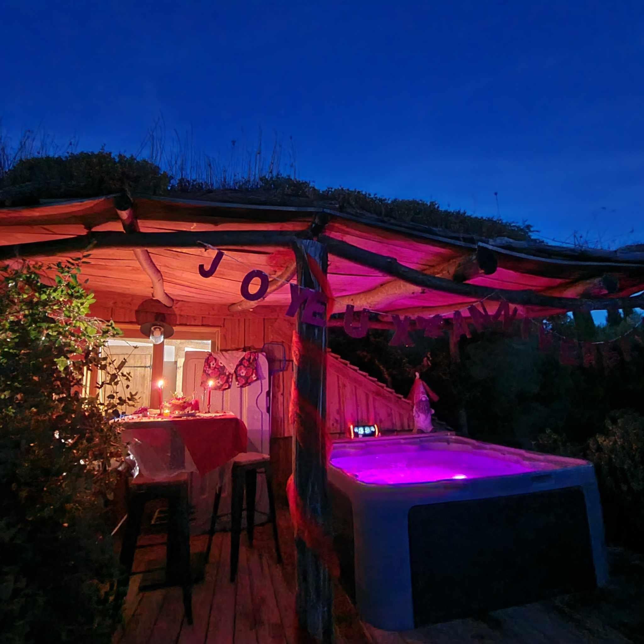Évasion dans une maison de hobbit avec spa privatif à Villarzel Du Razès — environnement naturel