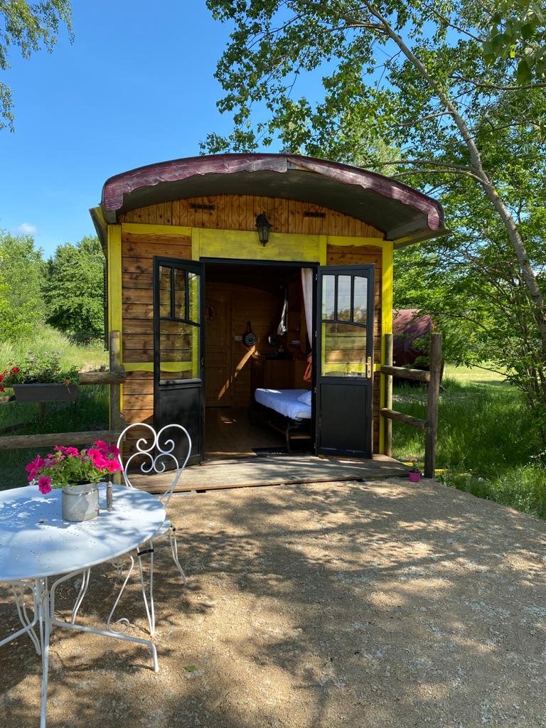 Roulotte Bohème : une escapade enchantée en Auvergne