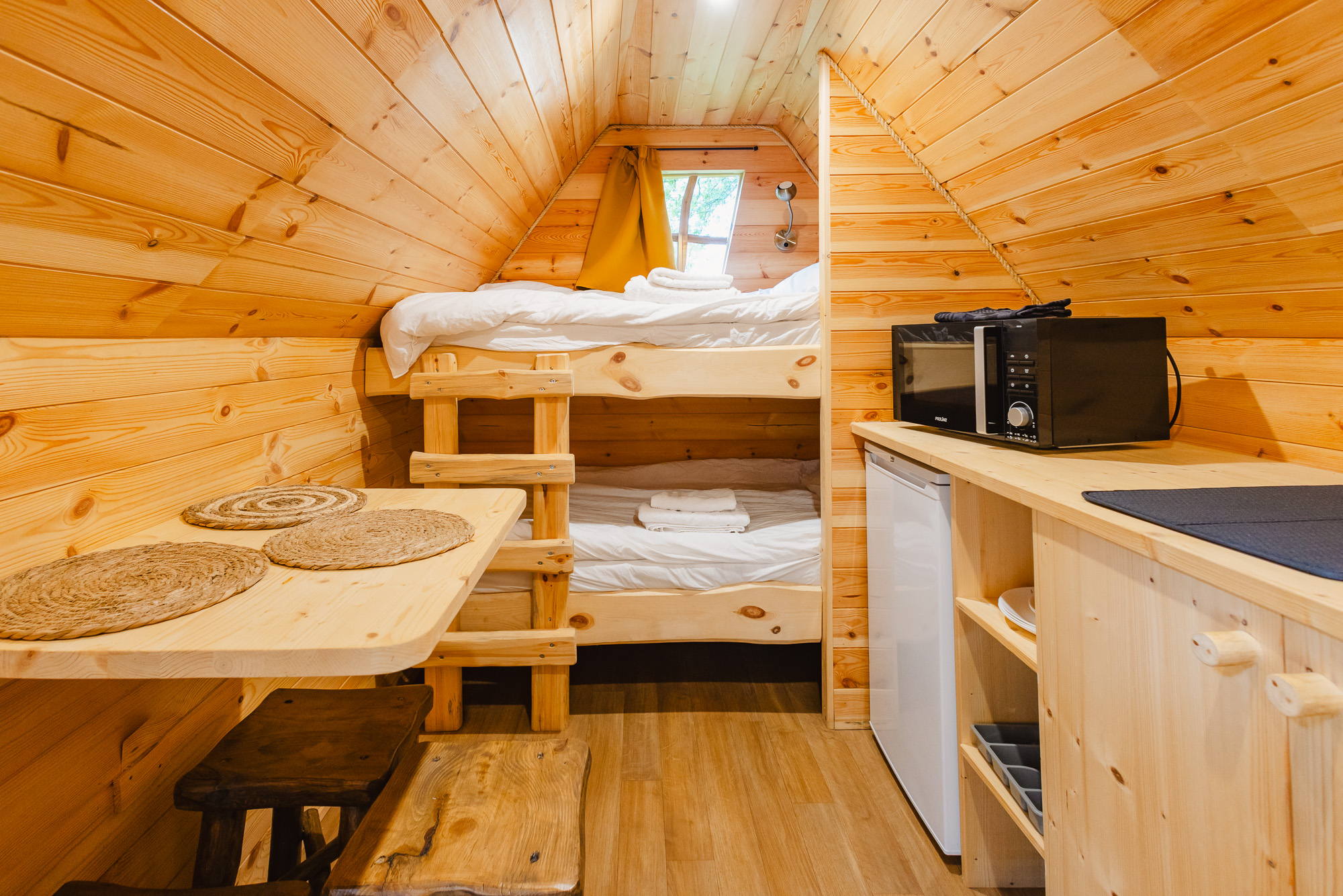 Cabane enchantée : une évasion féérique en Bretagne à Plumeliau — salle de bain