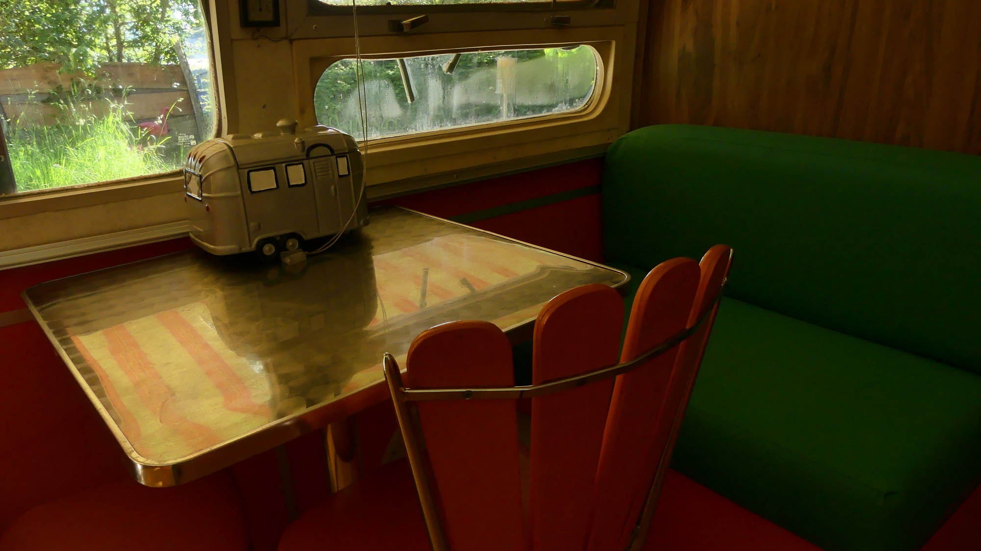 SUMMER SUITE 1985 — Caravane avec spa à BelRepayre en Ariège à BelRepayre — espace de vie
