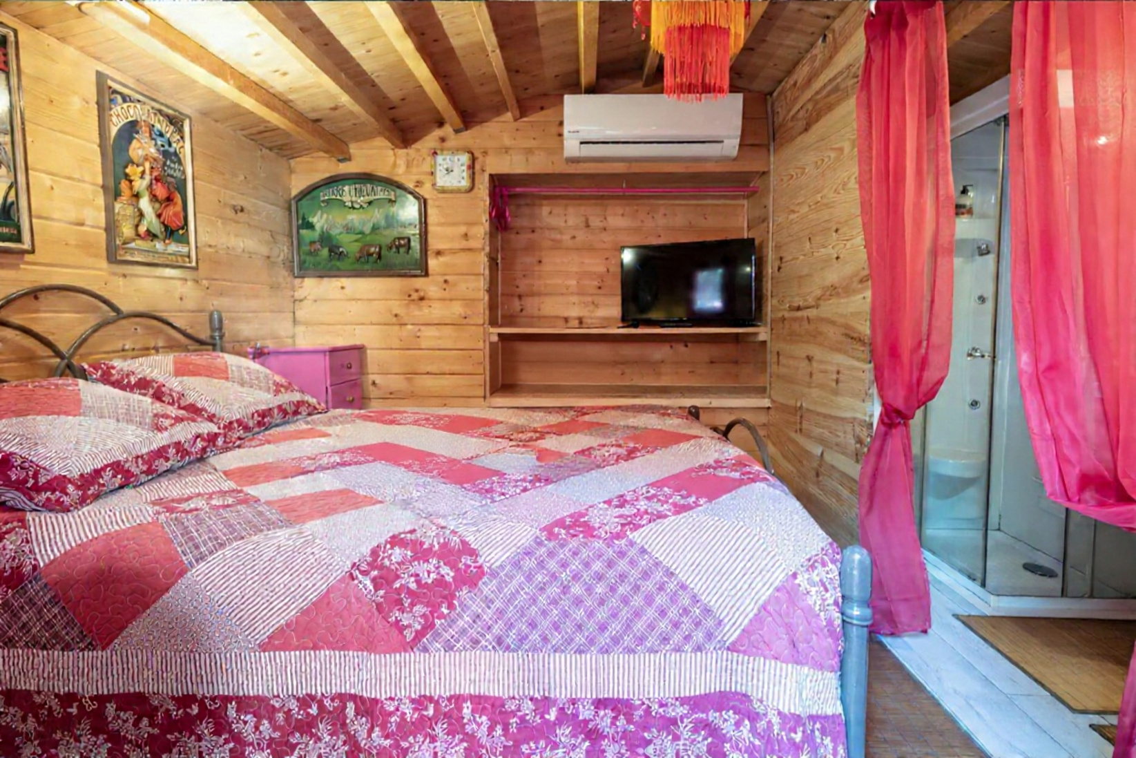 Tiny Églantine — Cabane avec spa à Le Portel des Arnaud à Durfort-et-Saint-Martin-de-Sossenac — espace de vie