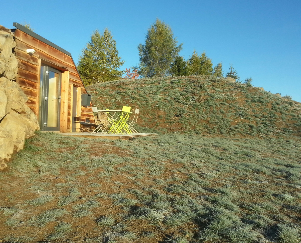 Cabane végétalisée en Auvergne : un refuge au cœur de la nature à St Urcize — salle de bain