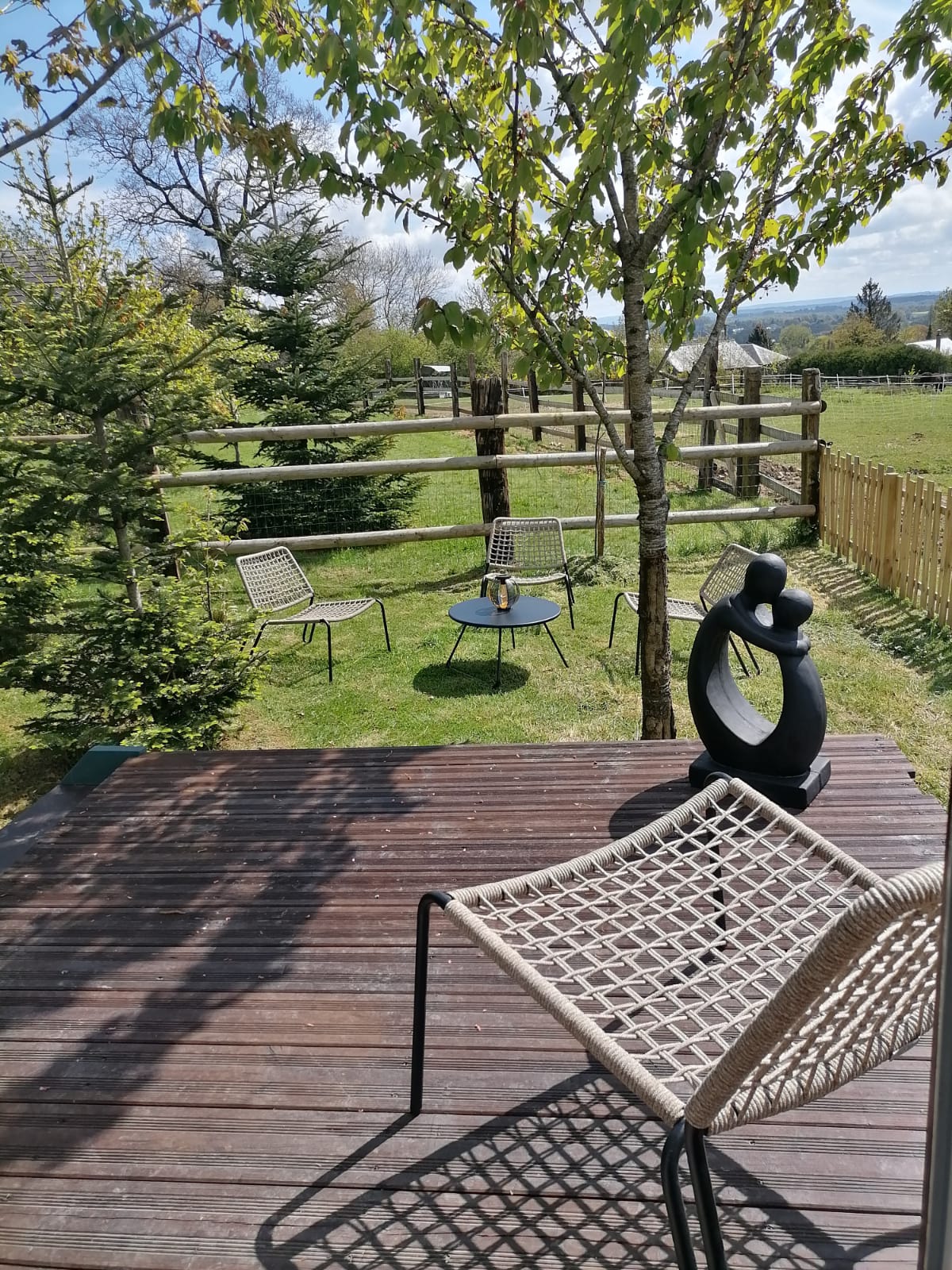 La Roulotte Kanavu : un cocon au cœur de la nature à Champfremont — vue depuis la terrasse